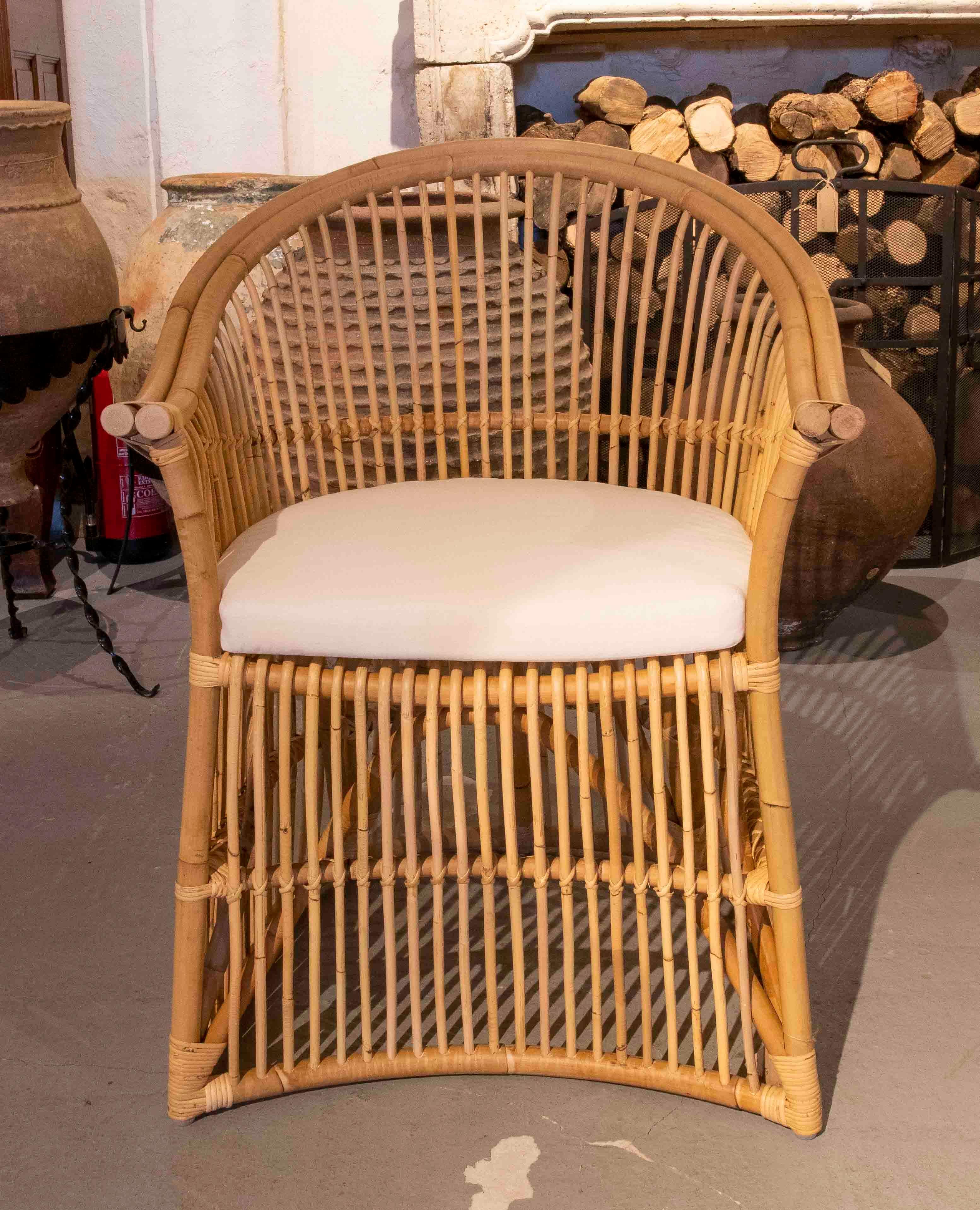Conjunto de ocho sillones de bambú y mimbre con asientos tapizados en blanco en Bueno estado para la venta en Marbella, ES