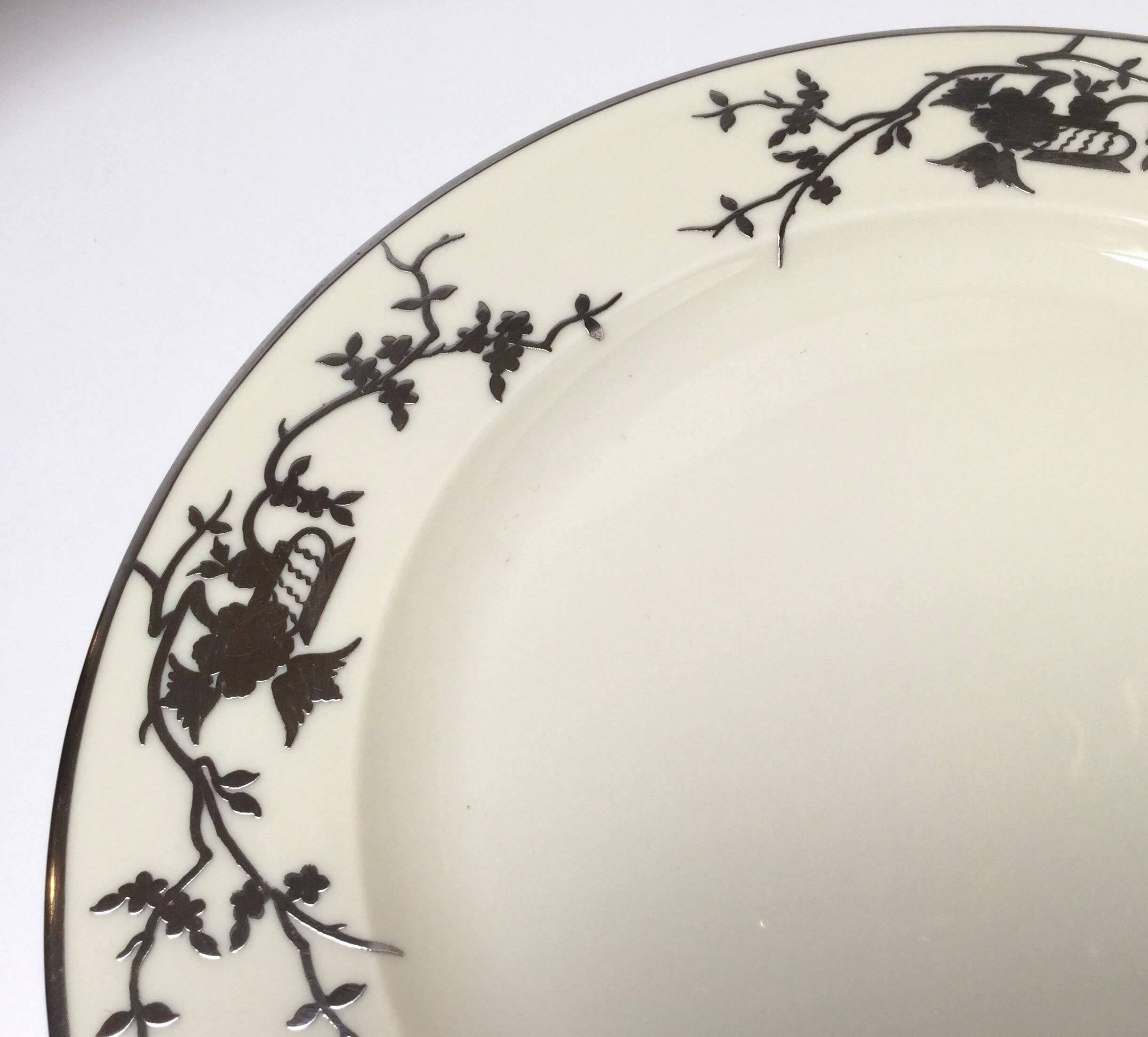 Ensemble de huit assiettes plates à superposition d'argent de style chinoiserie bavaroise Excellent état - En vente à Lambertville, NJ