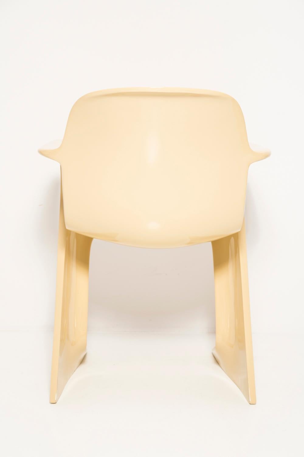 Fibre de verre Ensemble de huit chaises Kangourou beiges, par Ernst Moeckl, Allemagne, 1968 en vente