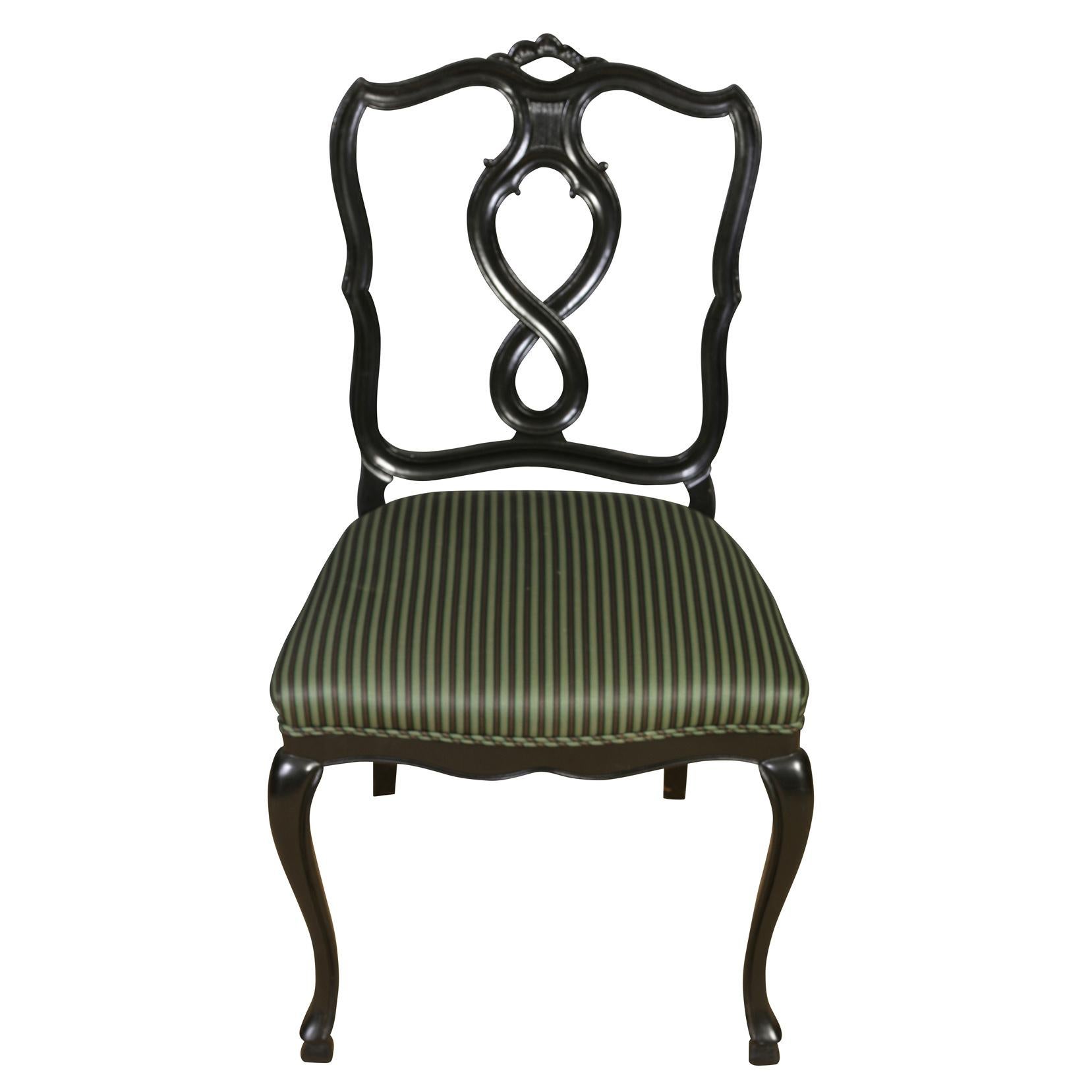 Un set vintage di otto sedie da pranzo con struttura laccata nera, gambe anteriori a cabriole, schienale a scudo con design curvo e stecca centrale a otto. Sedute imbottite con tessuto a righe. Le sedie laterali misurano 21,5