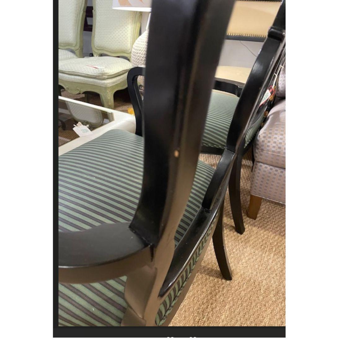 Ensemble de huit chaises de salle à manger noires avec pieds cabriole en vente 1