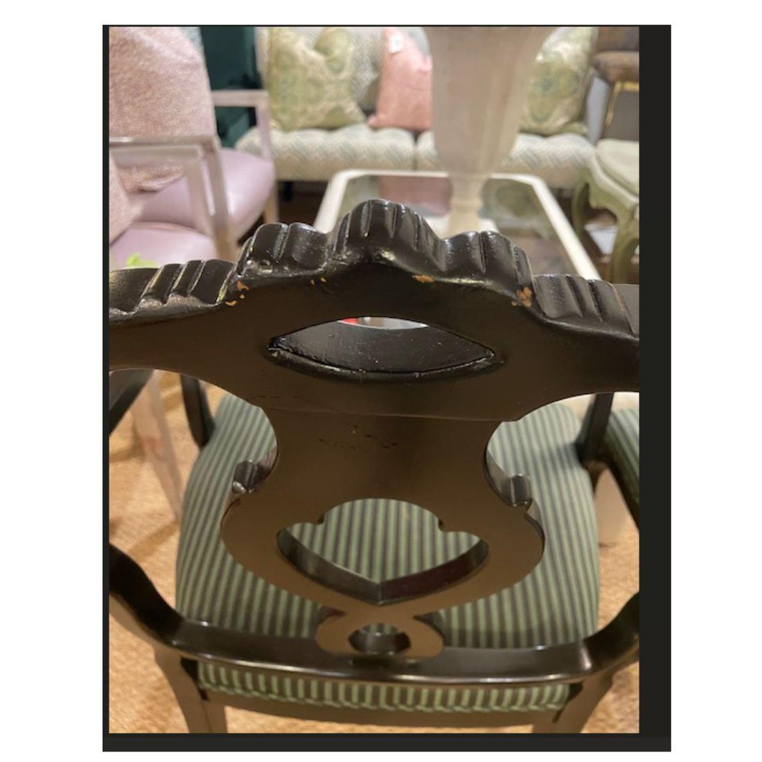 Ensemble de huit chaises de salle à manger noires avec pieds cabriole en vente 2