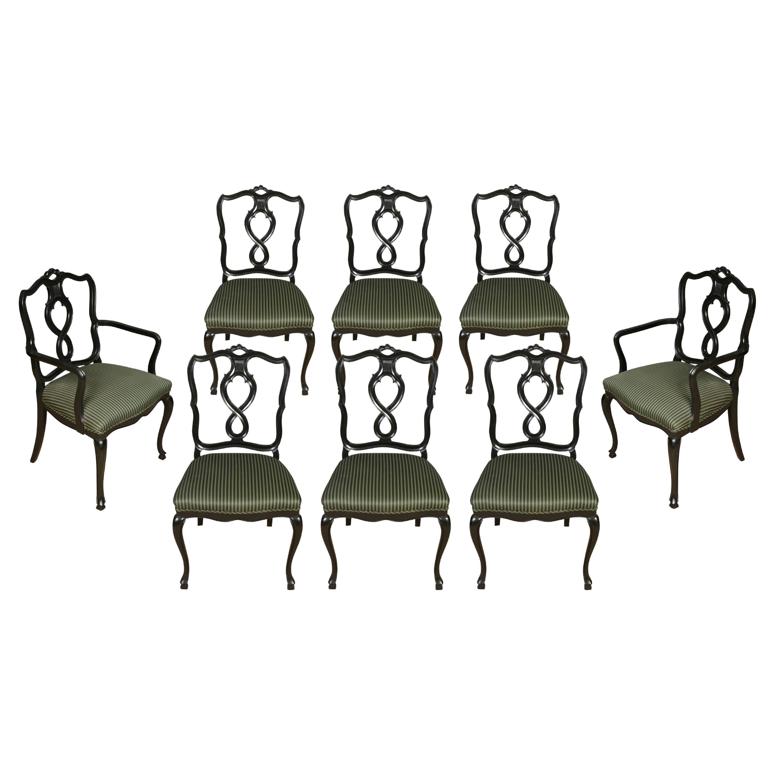 Ensemble de huit chaises de salle à manger noires avec pieds cabriole