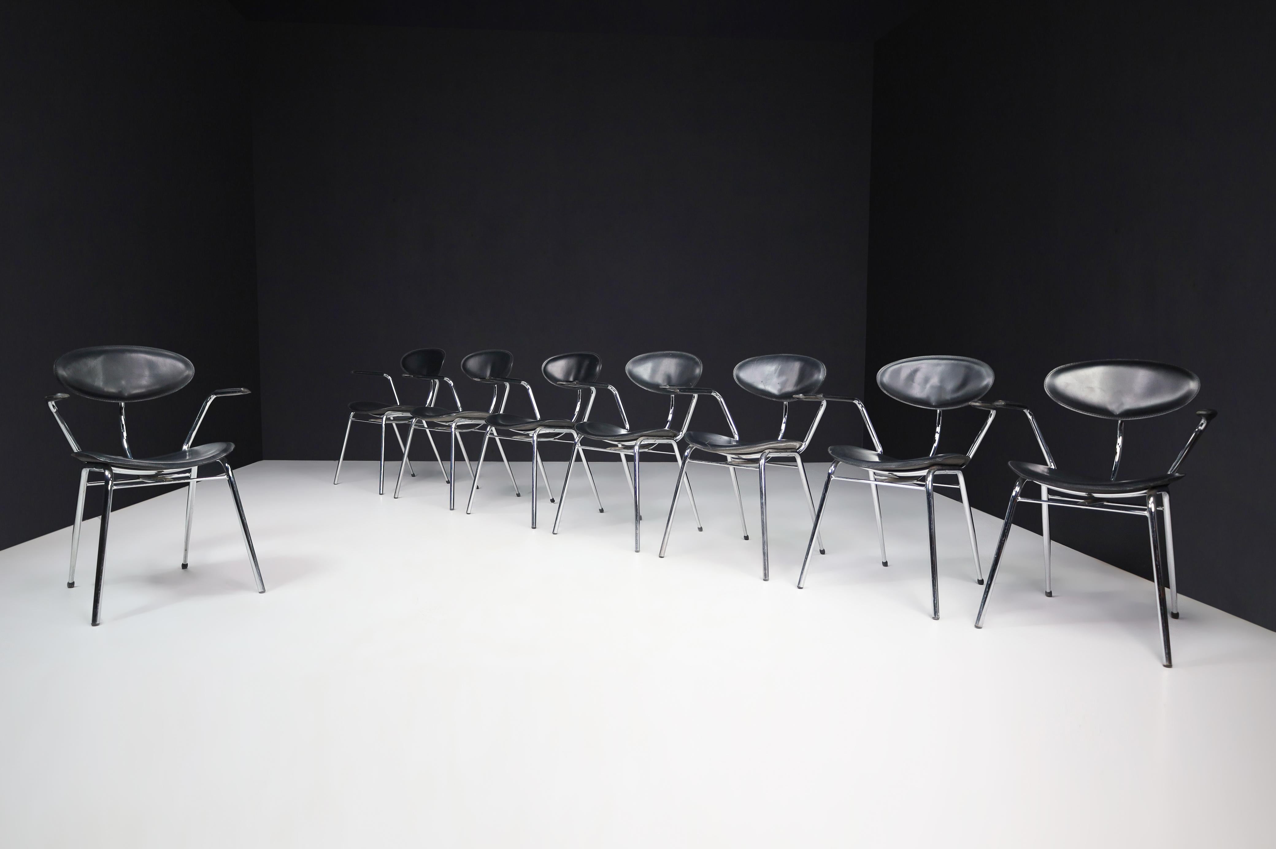 Ensemble de huit chaises de salle à manger en cuir noir et acier chromé, Italie, années 1970

Ces chaises de salle à manger sont un magnifique et emblématique ensemble de huit fauteuils qui ont été conçus et produits en Italie au cours des années