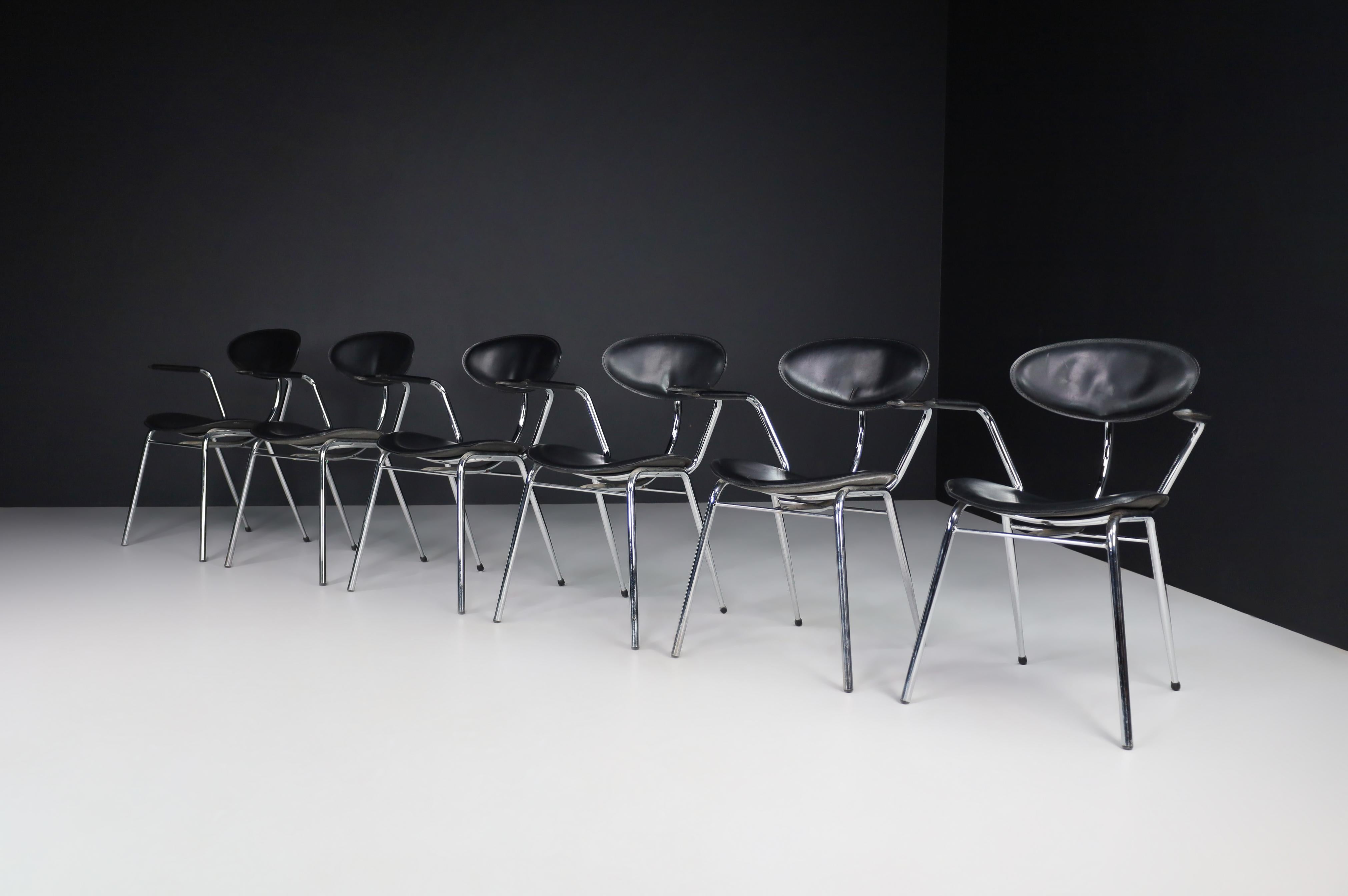 Postmoderne Ensemble de huit chaises de salle à manger en cuir noir et acier chromé, Italie, années 1970 en vente