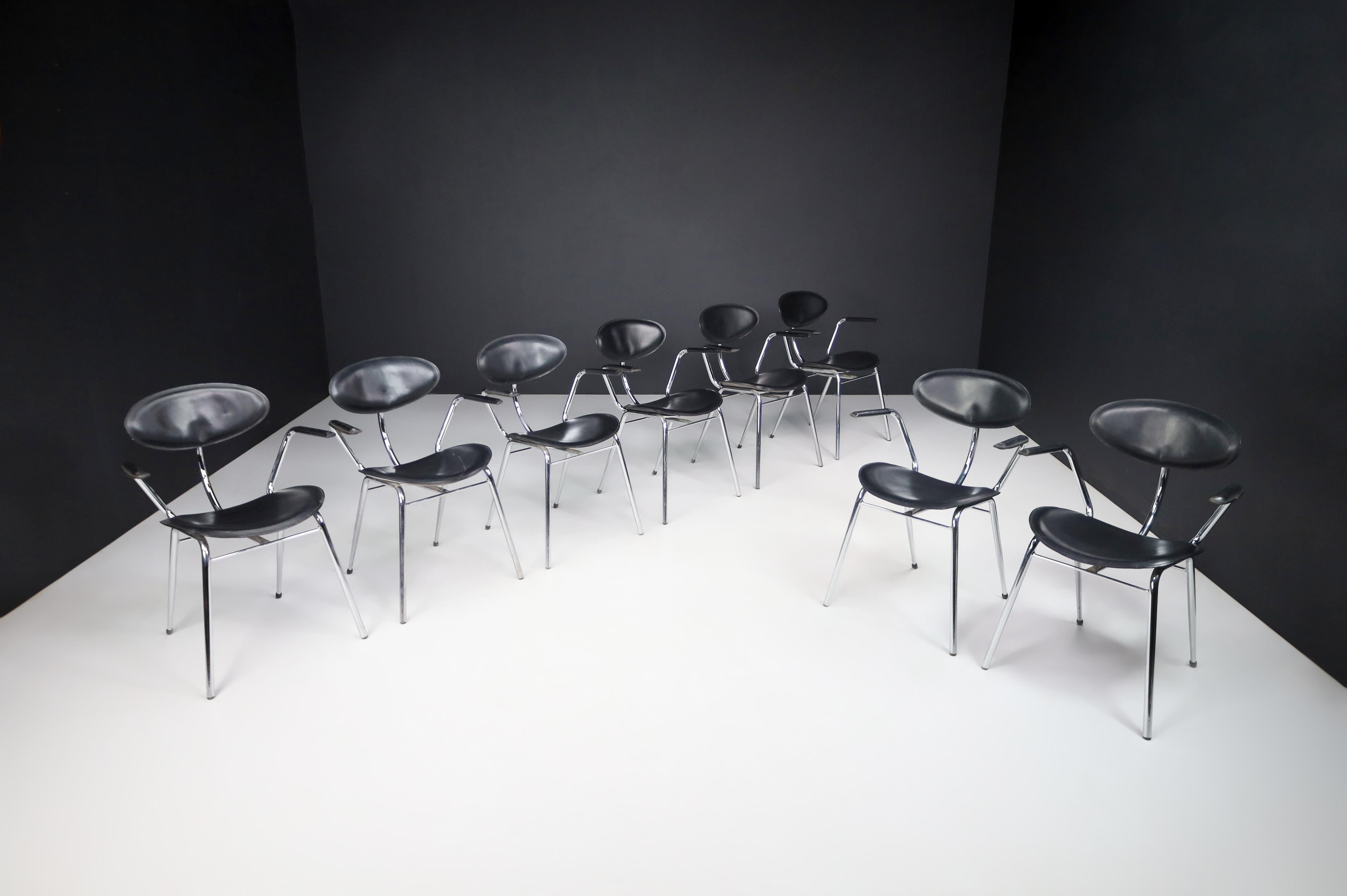 italien Ensemble de huit chaises de salle à manger en cuir noir et acier chromé, Italie, années 1970 en vente
