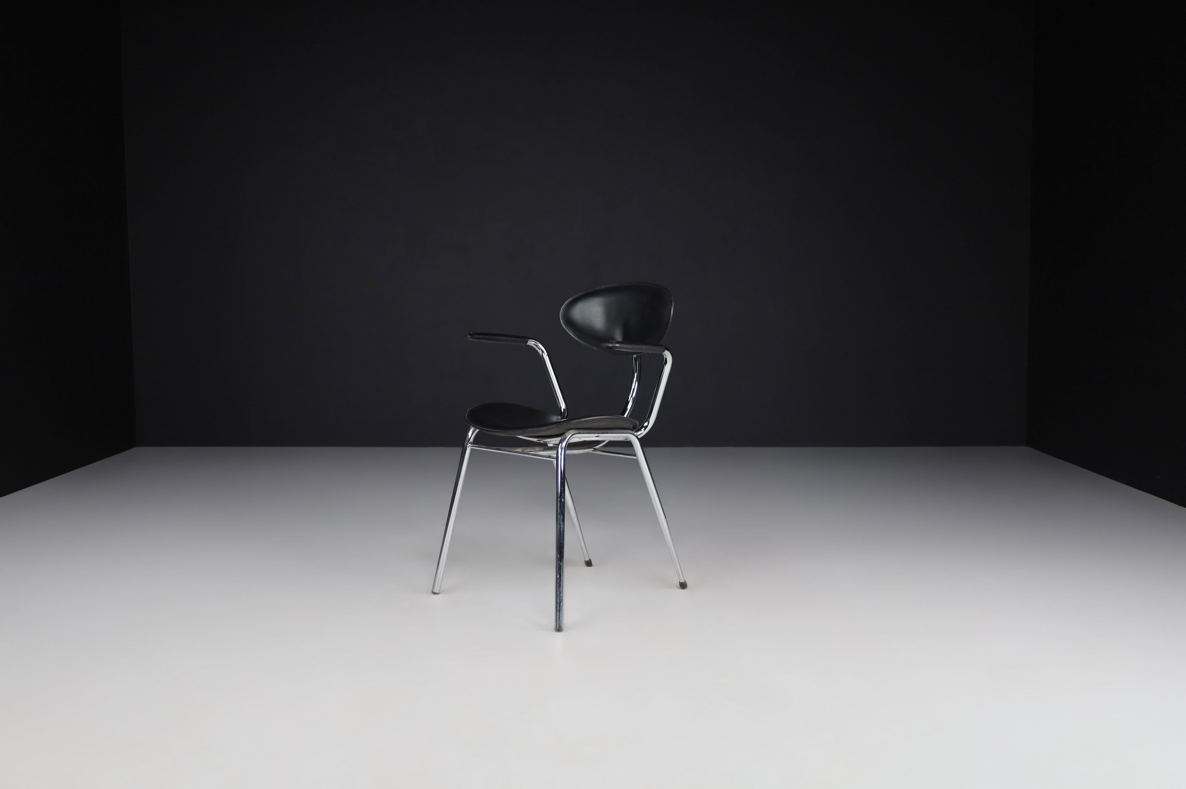 Fin du 20e siècle Ensemble de huit chaises de salle à manger en cuir noir et acier chromé, Italie, années 1970 en vente