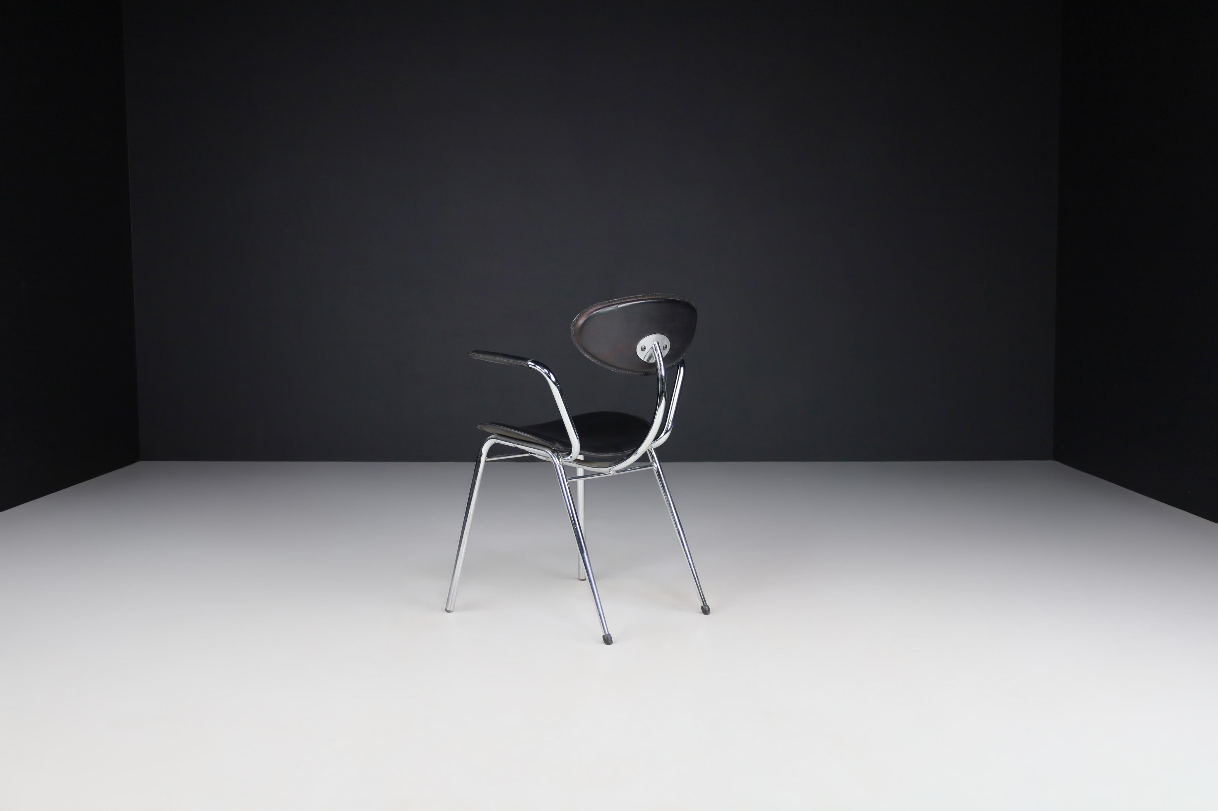 Ensemble de huit chaises de salle à manger en cuir noir et acier chromé, Italie, années 1970 en vente 1