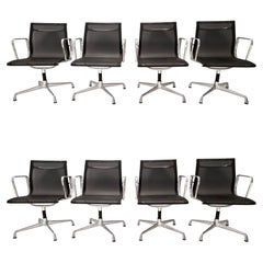 Juego de ocho sillas de oficina giratorias de nailon negro de Eames para Herman Miller
