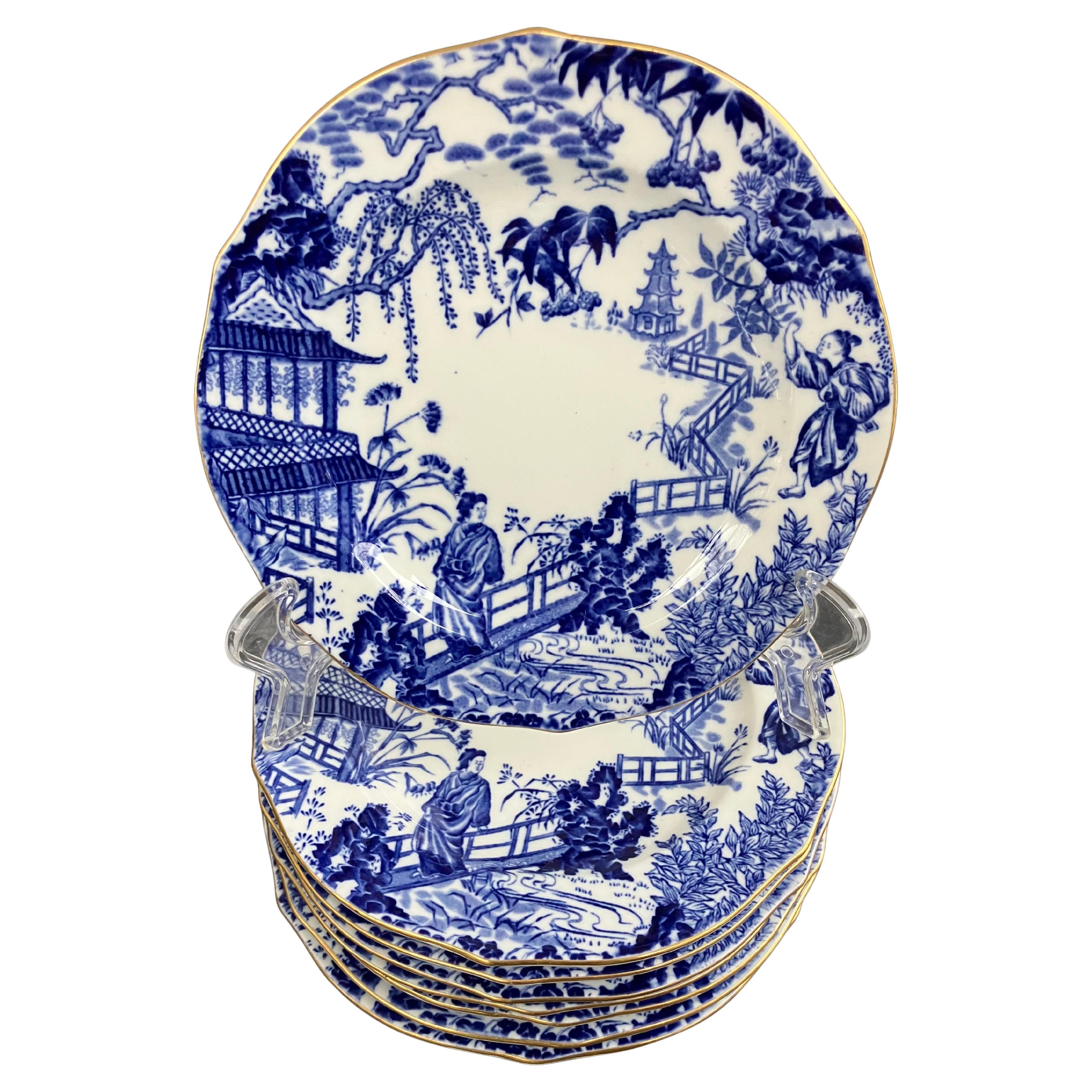 Satz von acht blauen und weißen Derbytellern