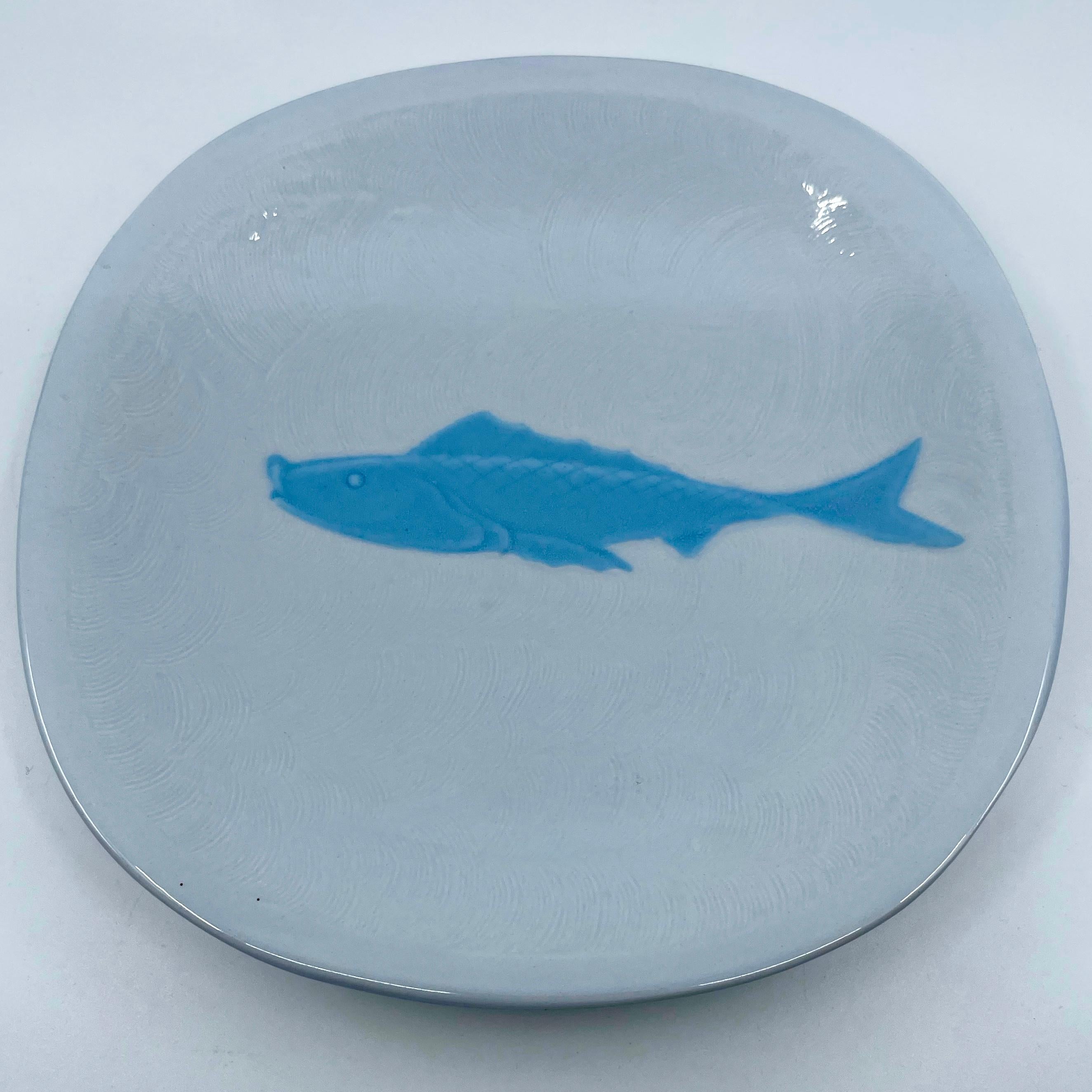 Set of Eight Blue and White Majolica Fish Plates In Good Condition For Sale In New York, NY