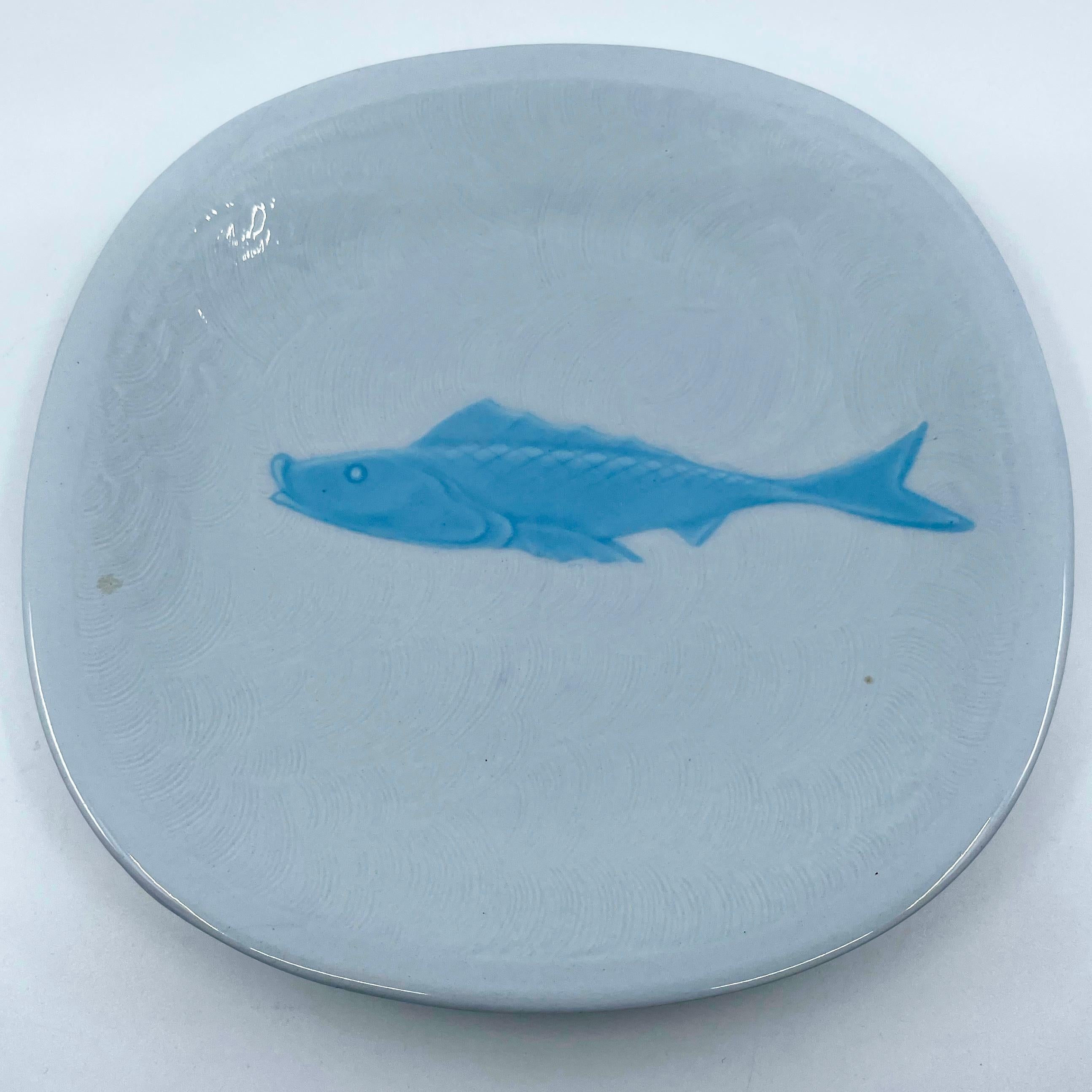 Milieu du XXe siècle Ensemble de huit assiettes à poisson en majolique bleue et blanche en vente