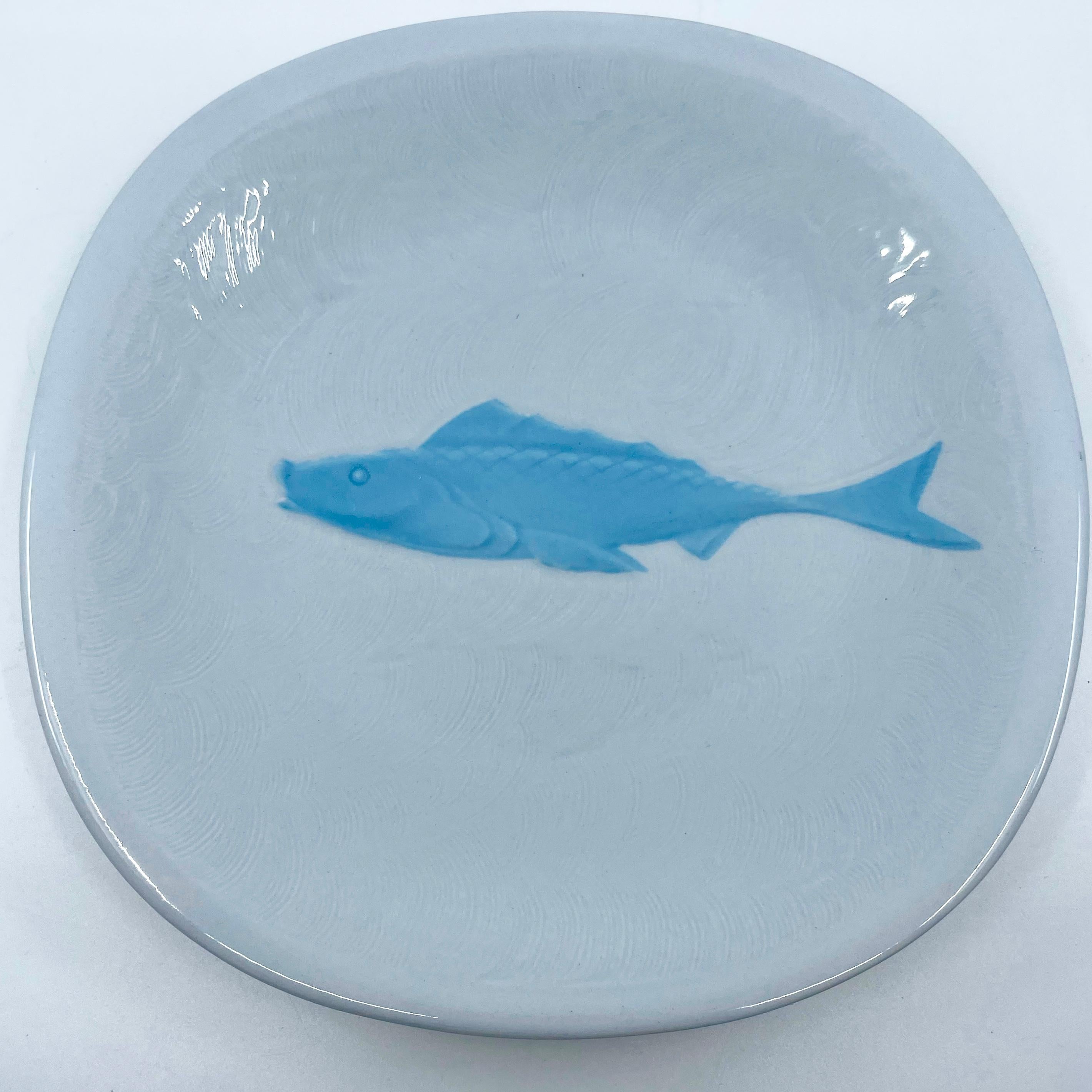 Ensemble de huit assiettes à poisson en majolique bleue et blanche en vente 1