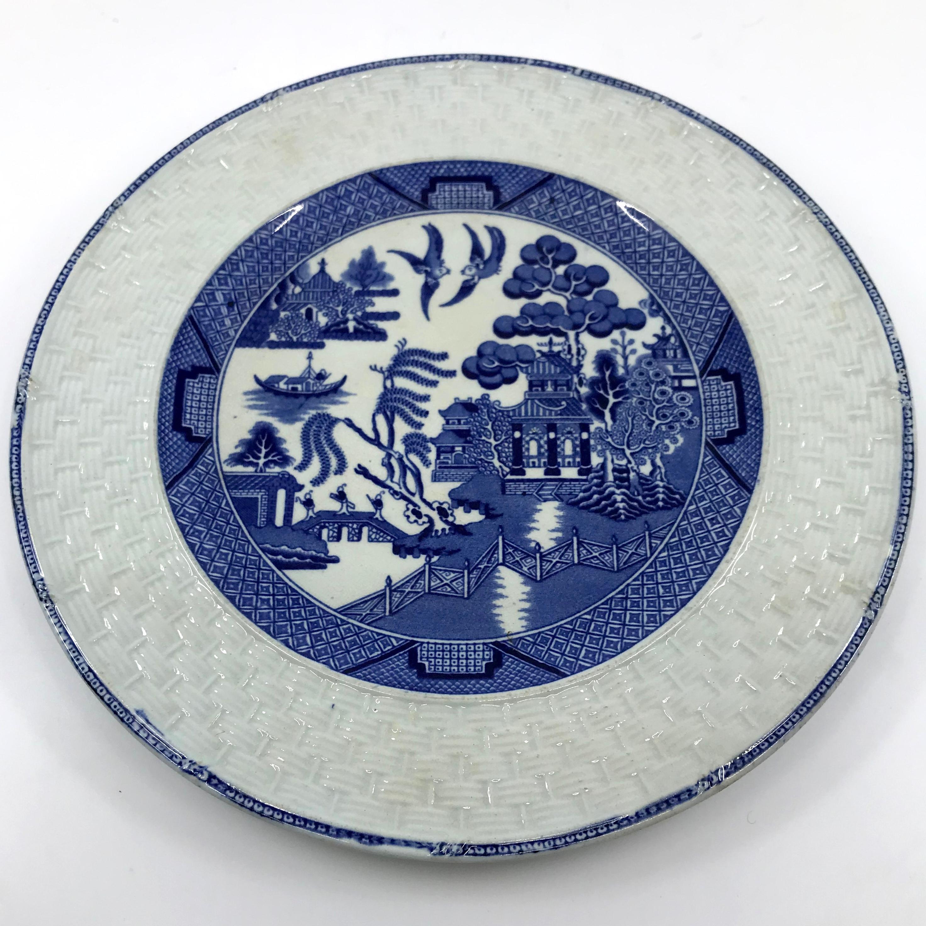 Juego de ocho platos de sauce azul y blanco en tejido de cesta en Bueno estado para la venta en New York, NY