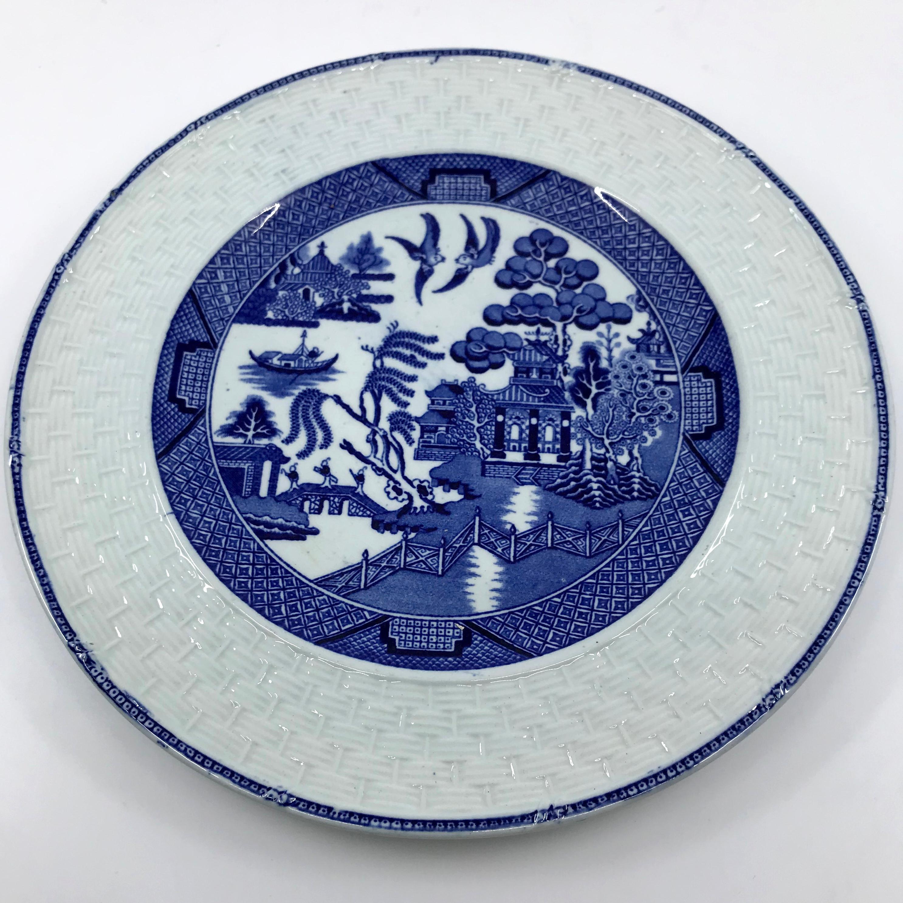 Juego de ocho platos de sauce azul y blanco en tejido de cesta siglo XIX en venta