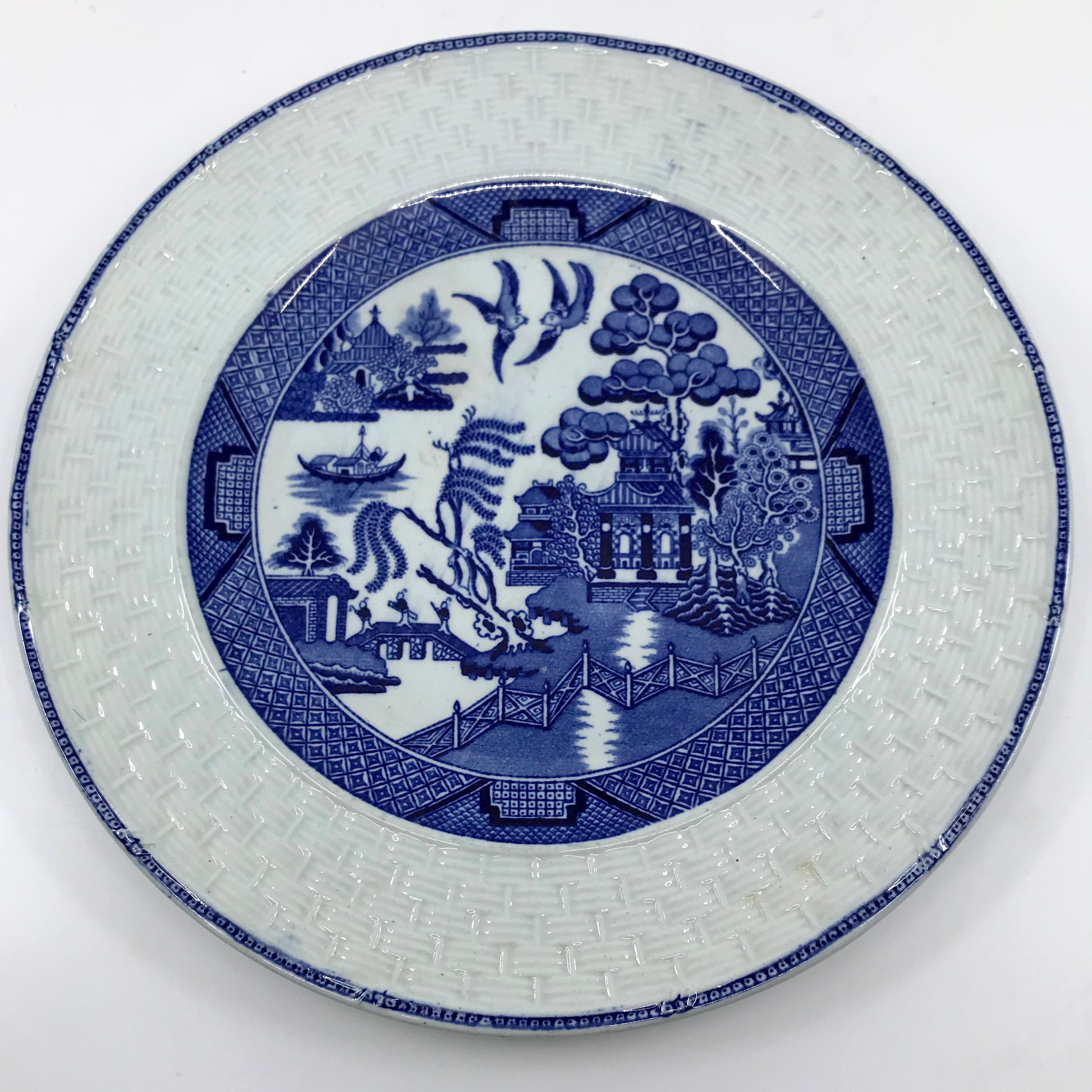 Set of Eight Blue and White Willow Basketweave Plates In Good Condition For Sale In New York, NY