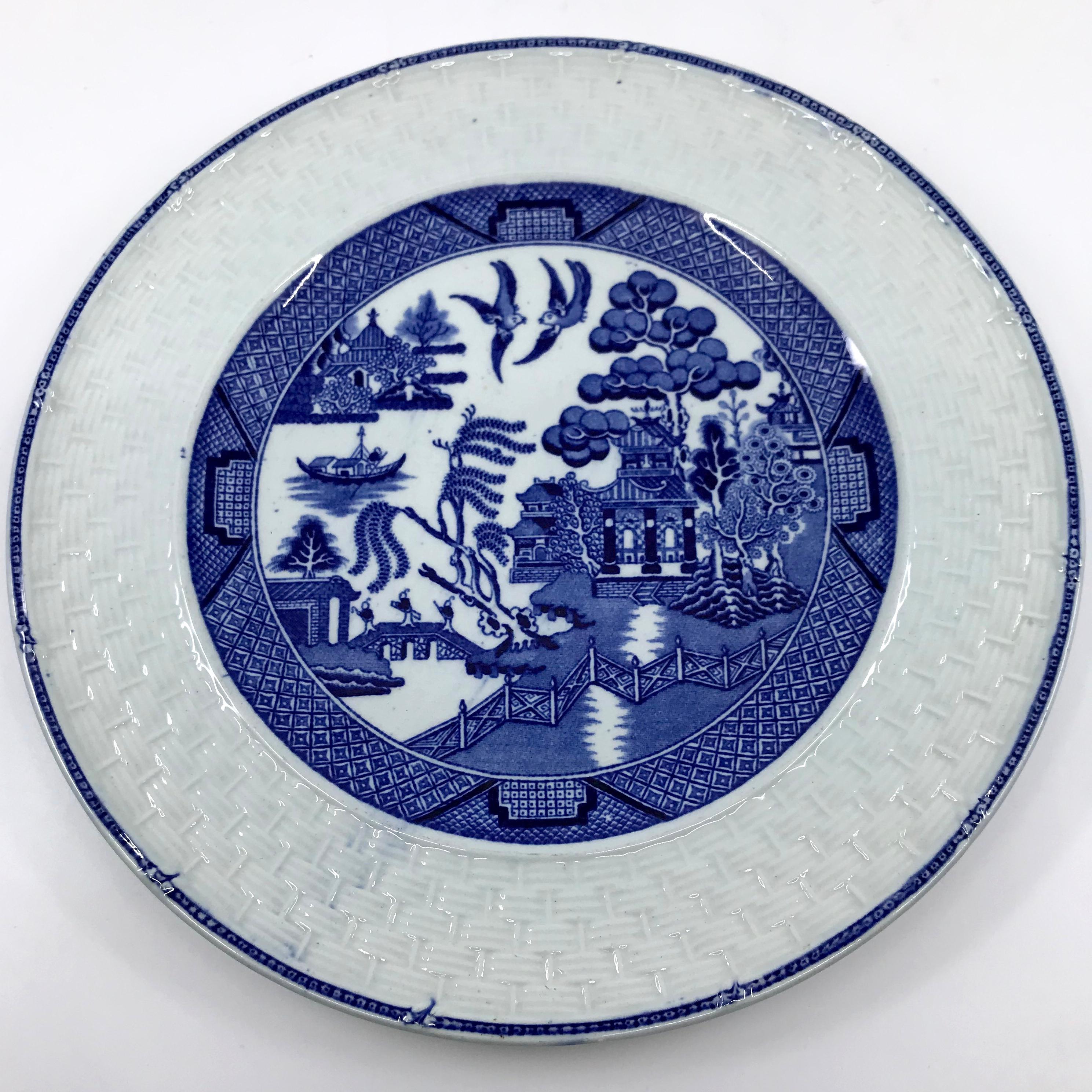 Juego de ocho platos de sauce azul y blanco en tejido de cesta en venta 2