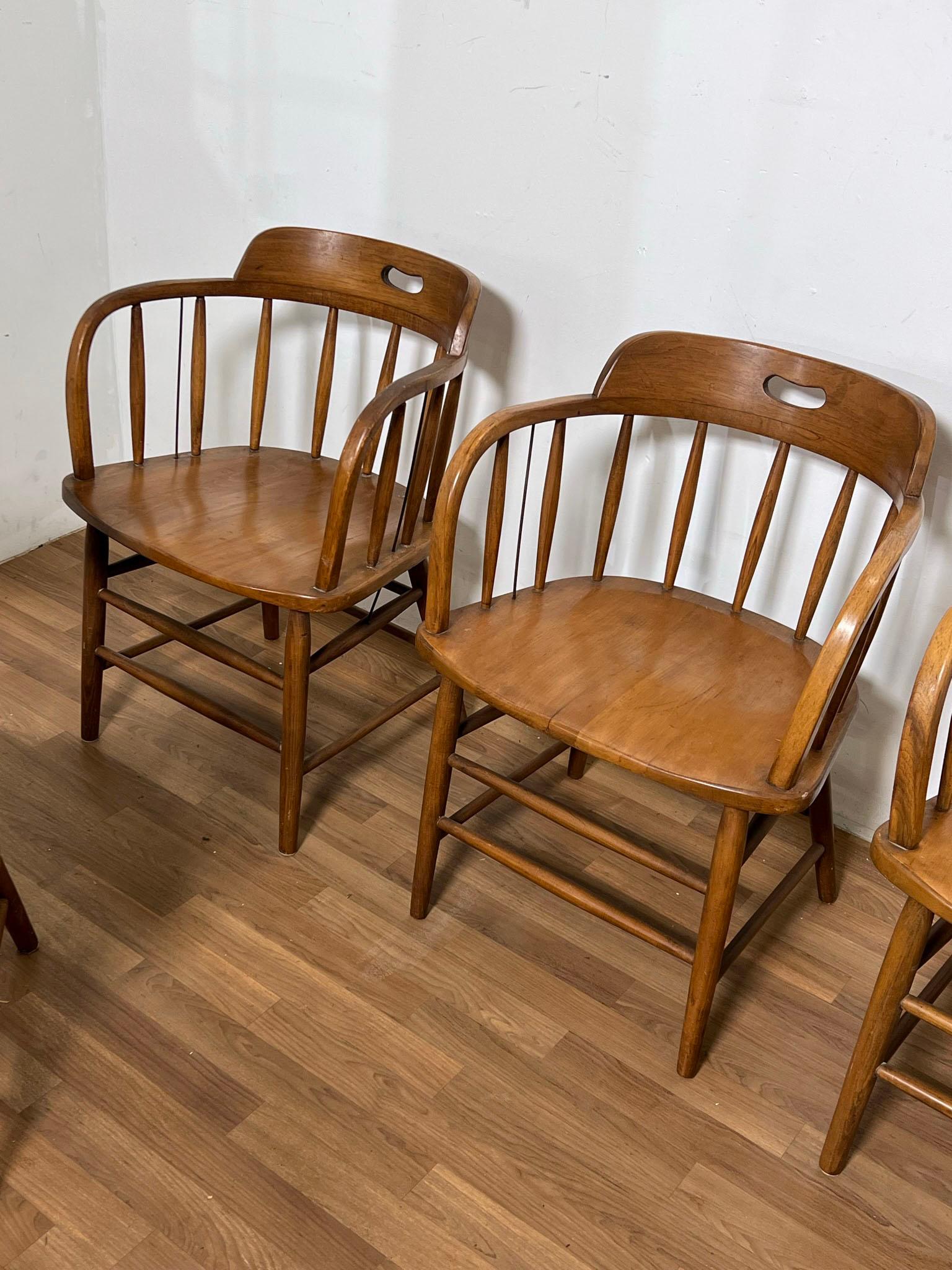 Un ensemble de huit chaises de caserne de pompiers de style rustique chic par la Boling chair Company de High Point, A.I.C., vers les années 1940. Ces Windsor à dossier en tonneau sont suffisamment charmants pour avoir été choisis par Georgia