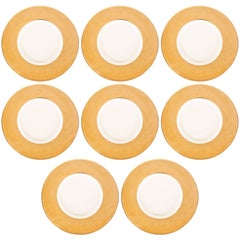 Ensemble de huit assiettes de présentation en porcelaine Bone Hue et or jaune 24 carats de Lenox