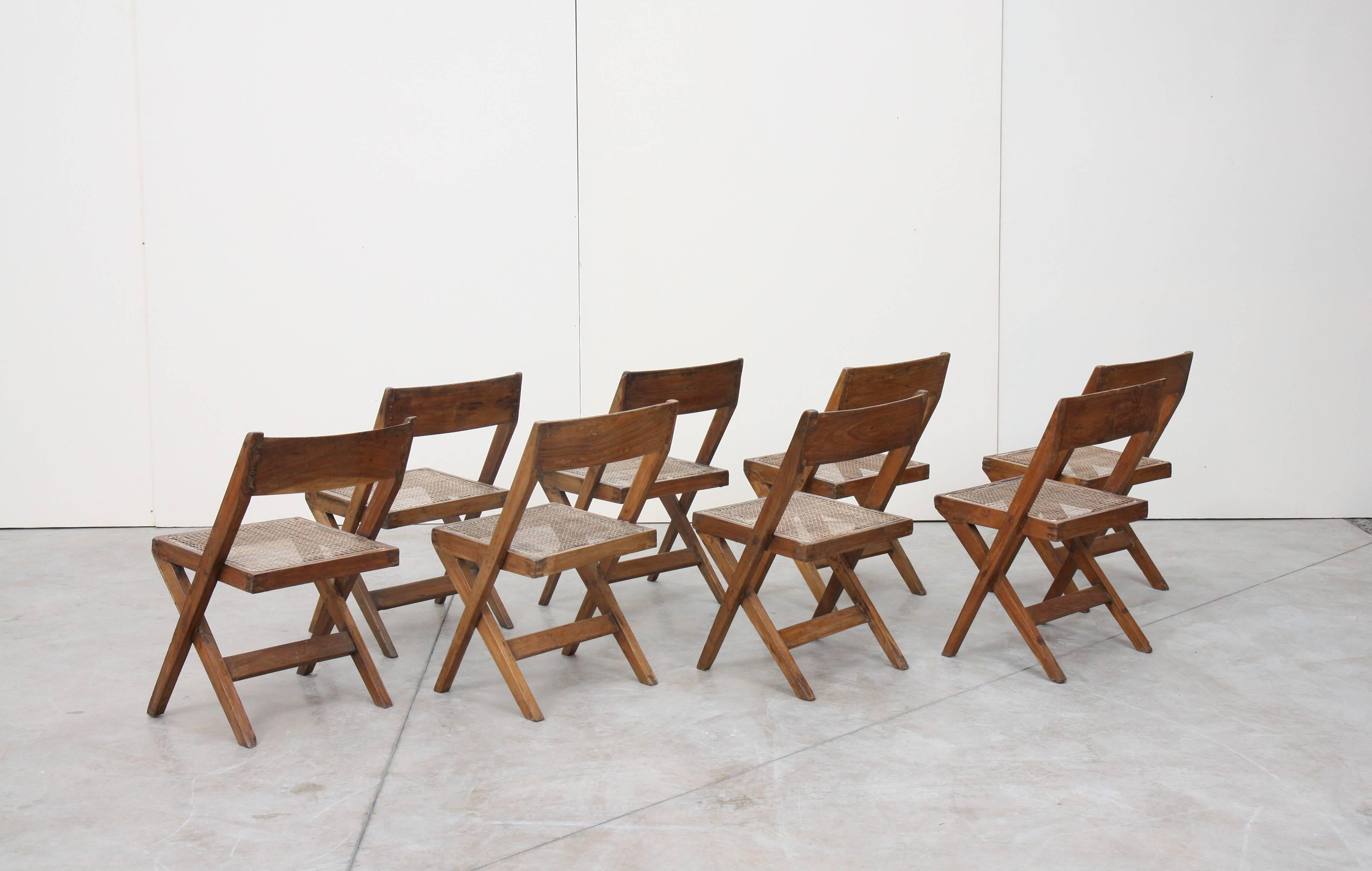 Set of eight library chairs with teak headband and caned seat stretched on a profiled structure forming a double X base joined by a spacer at the rear.
Restoration of use and maintenance.
Provenance: Bookstore of the University of Chandigarh,