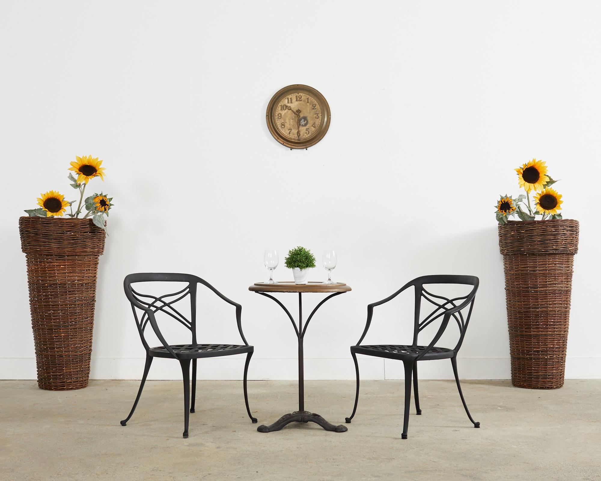 Elegant et rare ensemble de huit fauteuils de salle à manger en fonte d'aluminium classique Brown Jordan pour patio et jardin. Les chaises ont un dossier gracieusement incurvé avec un splat design x-motif de style néoclassique et une assise en
