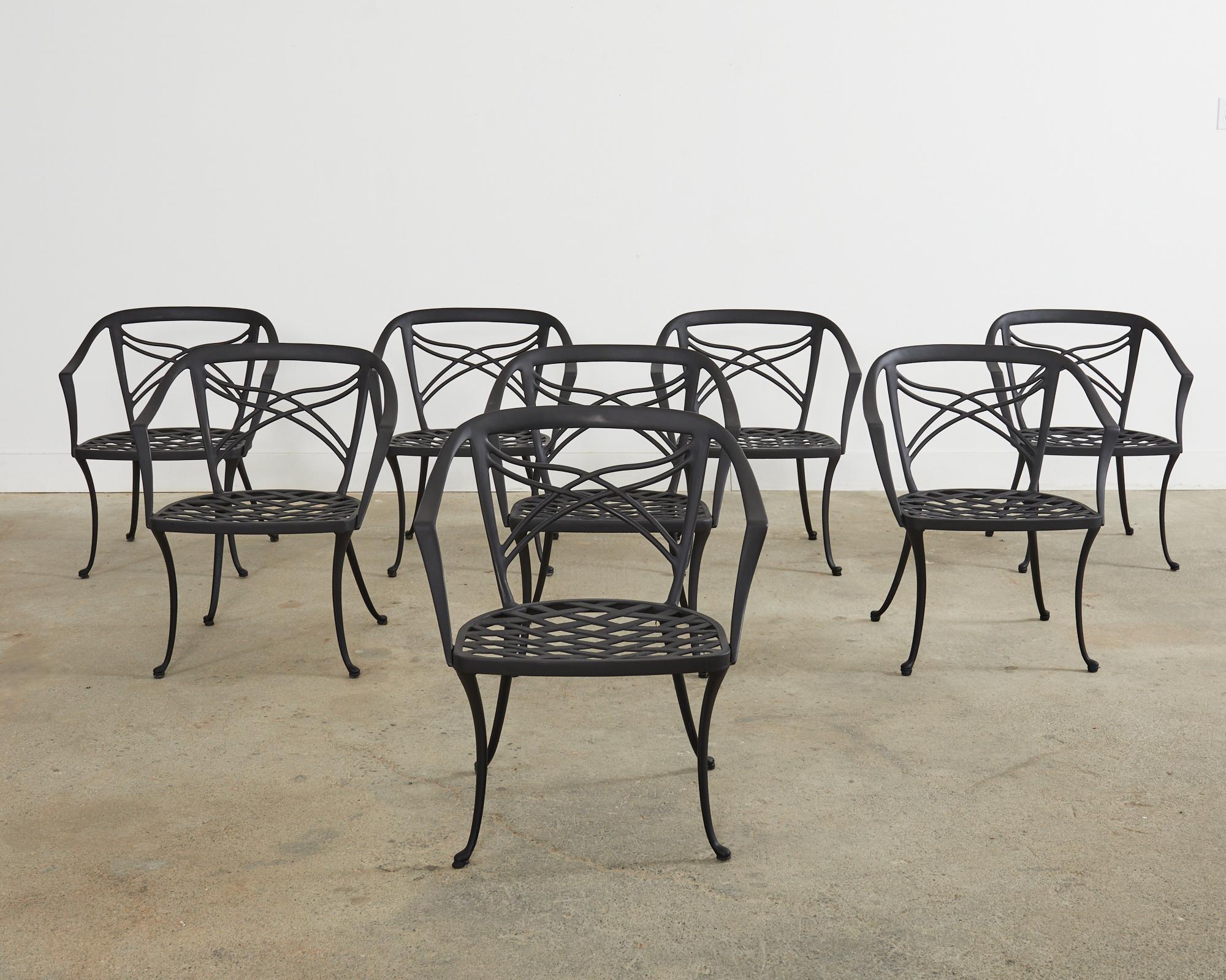 Néoclassique Ensemble de huit fauteuils de salle à manger de jardin Jordan classiques brun en vente