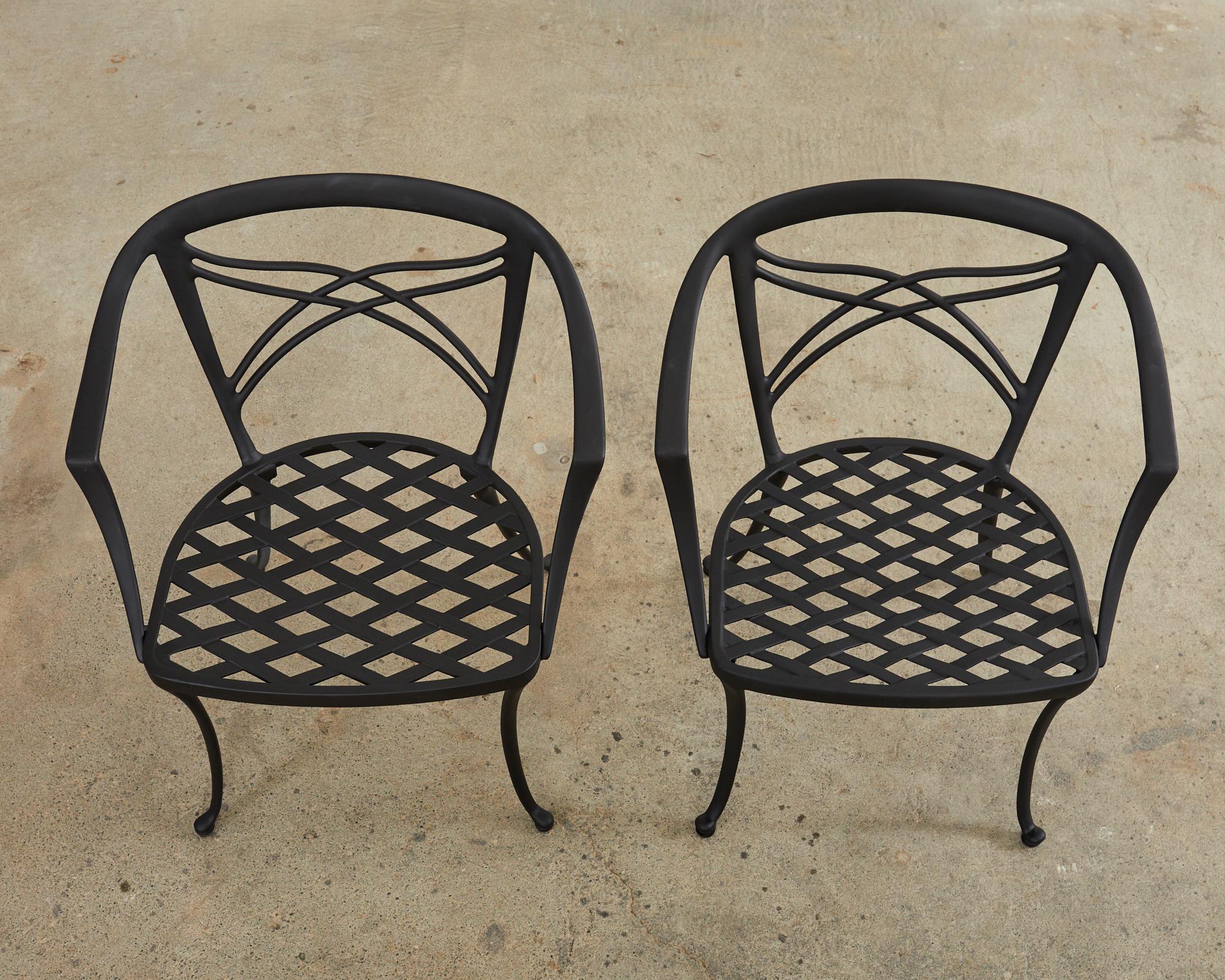Ensemble de huit fauteuils de salle à manger de jardin Jordan classiques brun Bon état - En vente à Rio Vista, CA