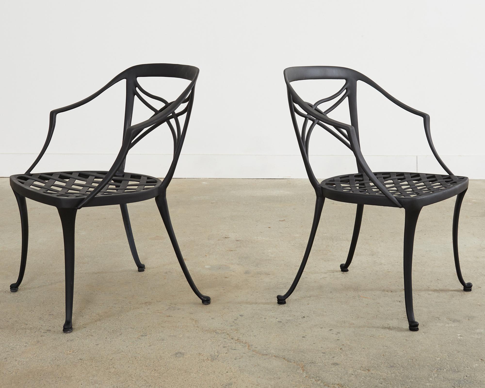 20ième siècle Ensemble de huit fauteuils de salle à manger de jardin Jordan classiques brun en vente