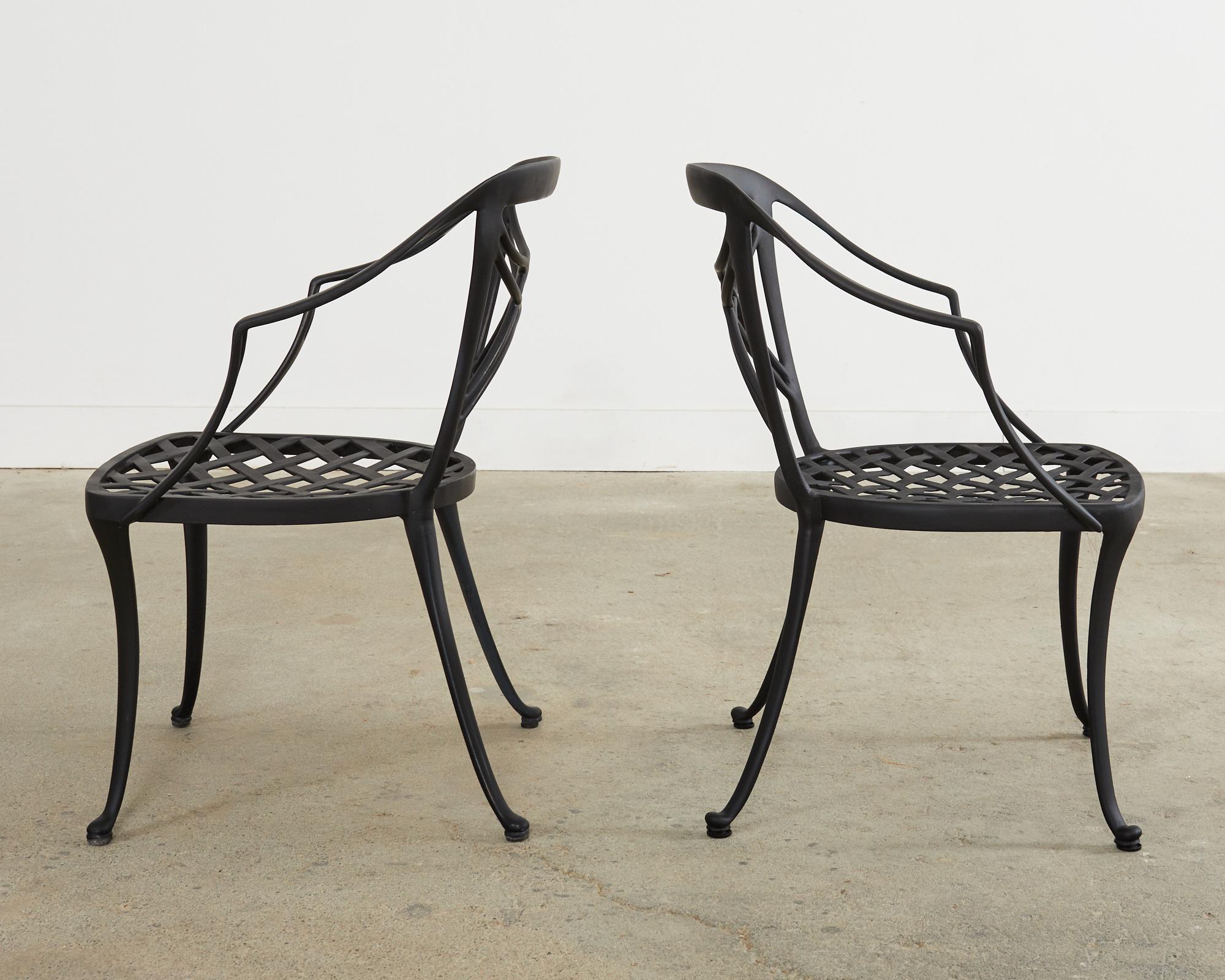 Aluminium Ensemble de huit fauteuils de salle à manger de jardin Jordan classiques brun en vente