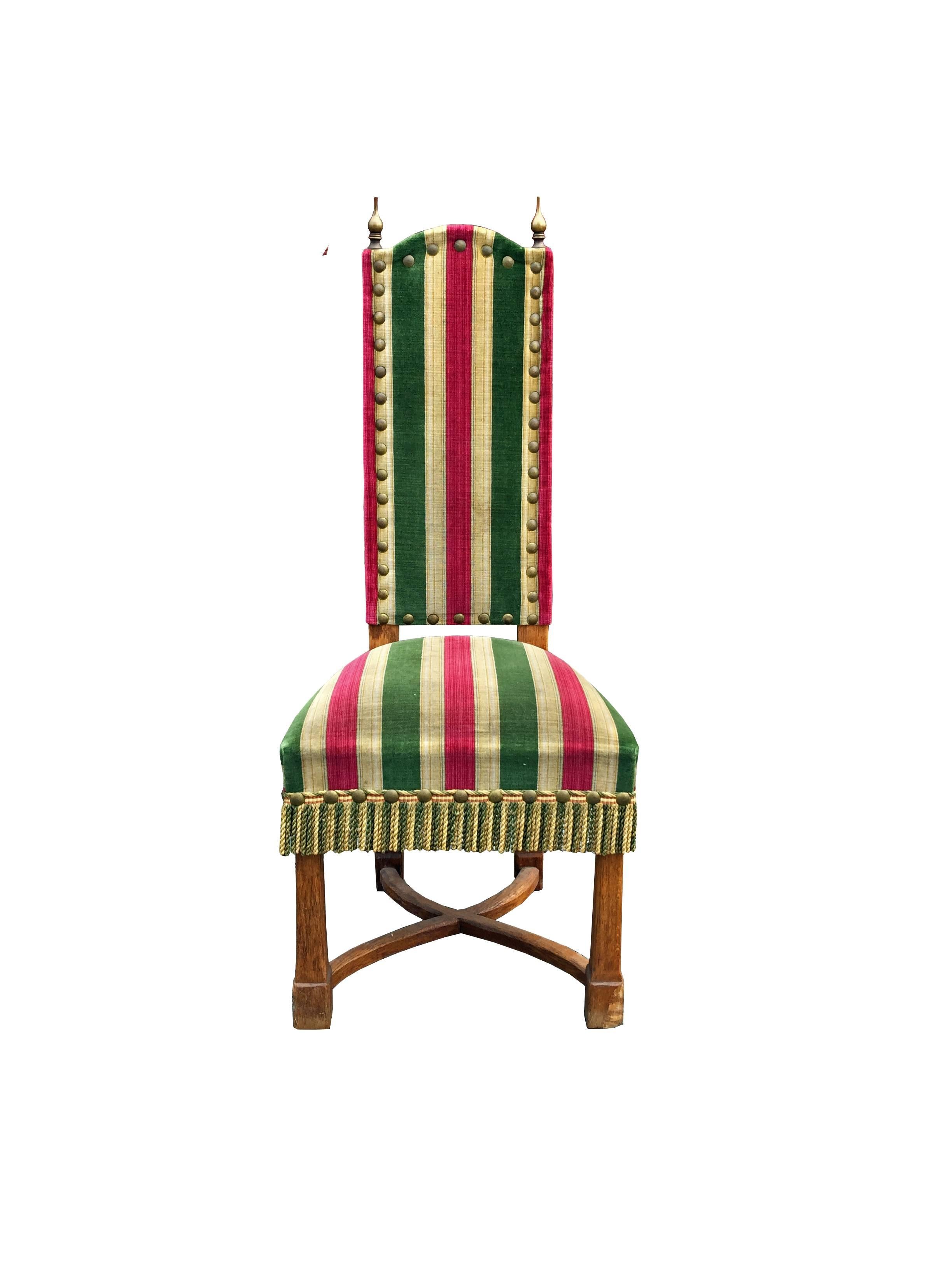 Satz von acht brutalistischen Stühlen aus Eiche, Messing und Samt, um 1950.
Abmessungen Stühle: 122 x 50 x 48 cm / HS 50 cm
Abmessungen Sessel: 122 x 58 x 50 cm / HS 53 cm.
ein weiteres Set aus dunklerer Eiche ist ebenfalls erhältlich
also 12 Stühle