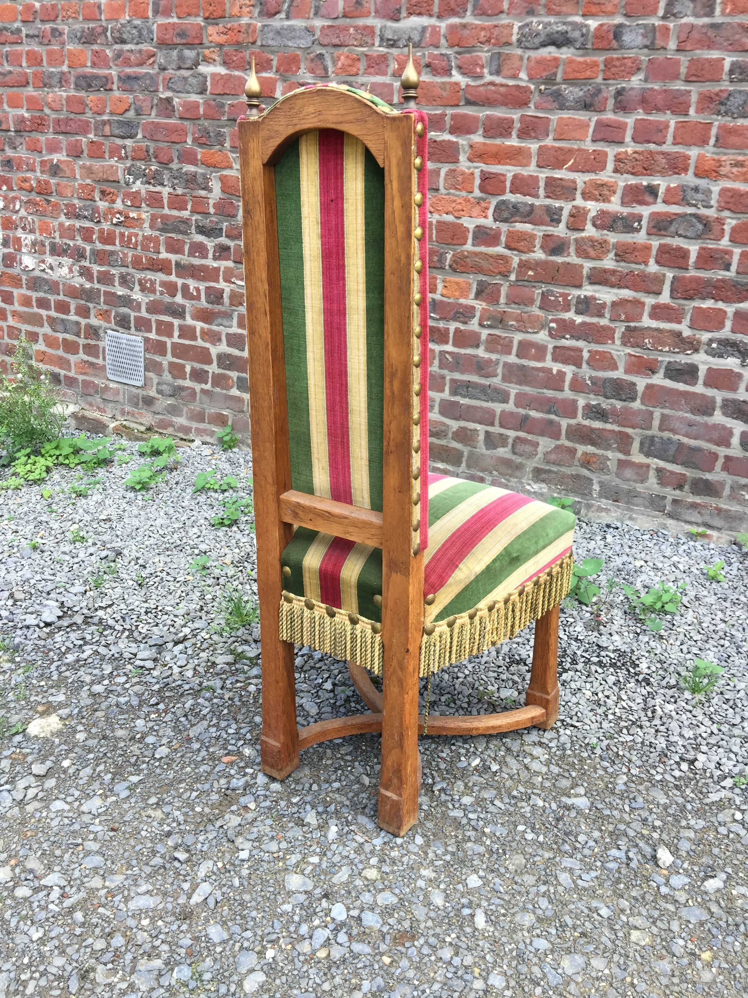 Metà XX secolo Set di otto sedie brutaliste in Oak, ottone e velluto, circa 1950 in vendita