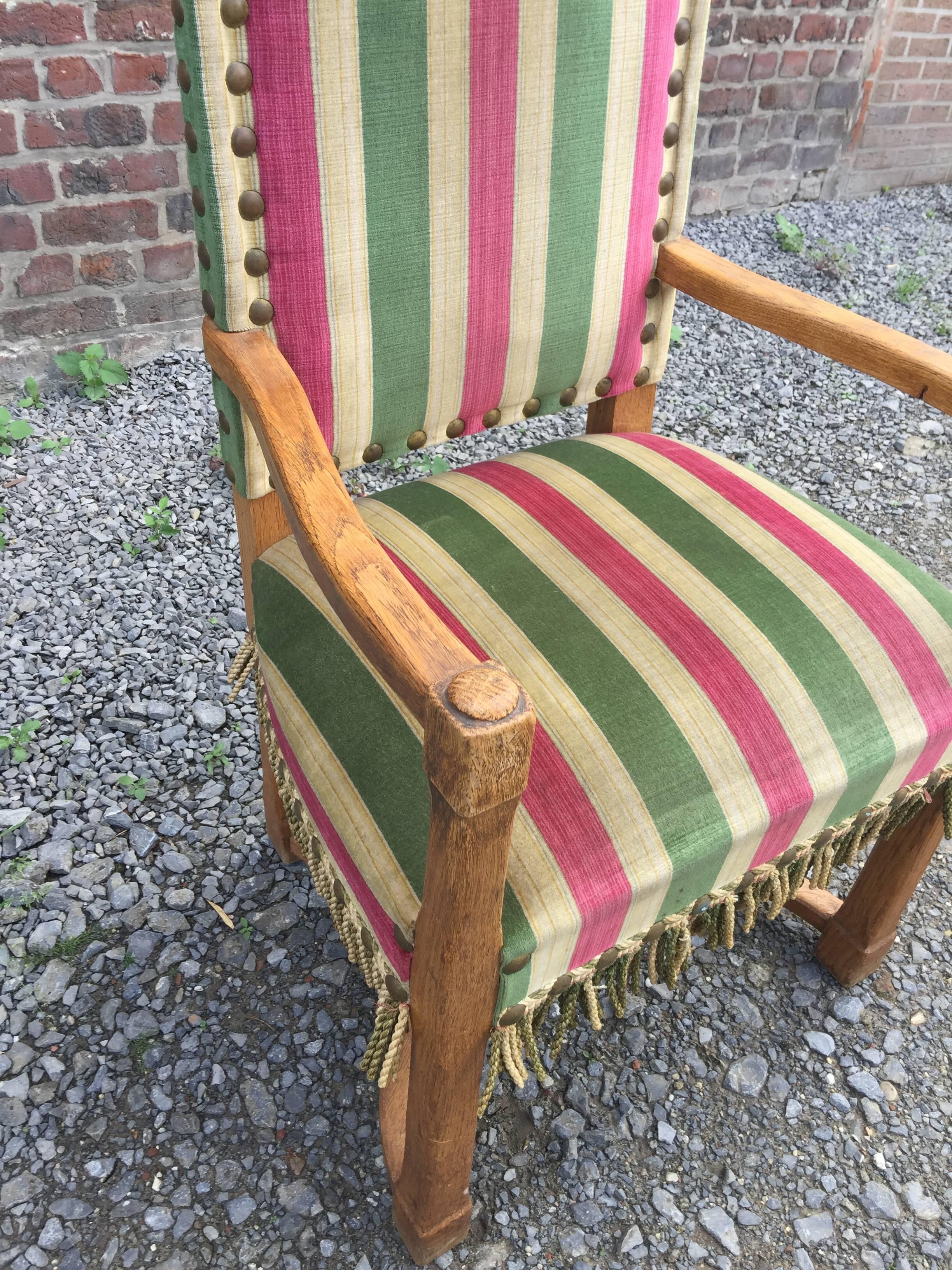 Set di otto sedie brutaliste in Oak, ottone e velluto, circa 1950 in vendita 1