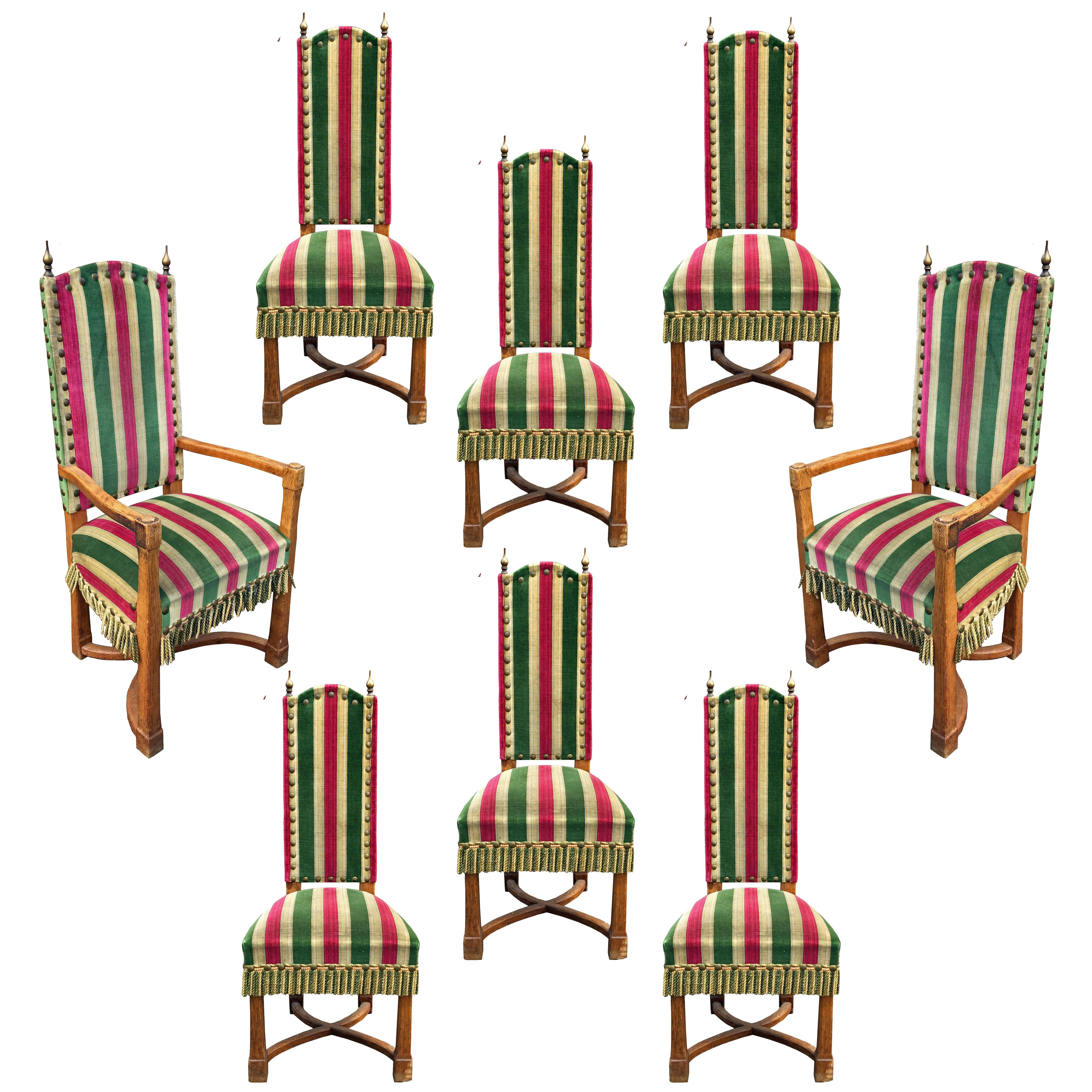 Ensemble de huit chaises brutalistes en chêne, laiton et velours, datant d'environ 1950