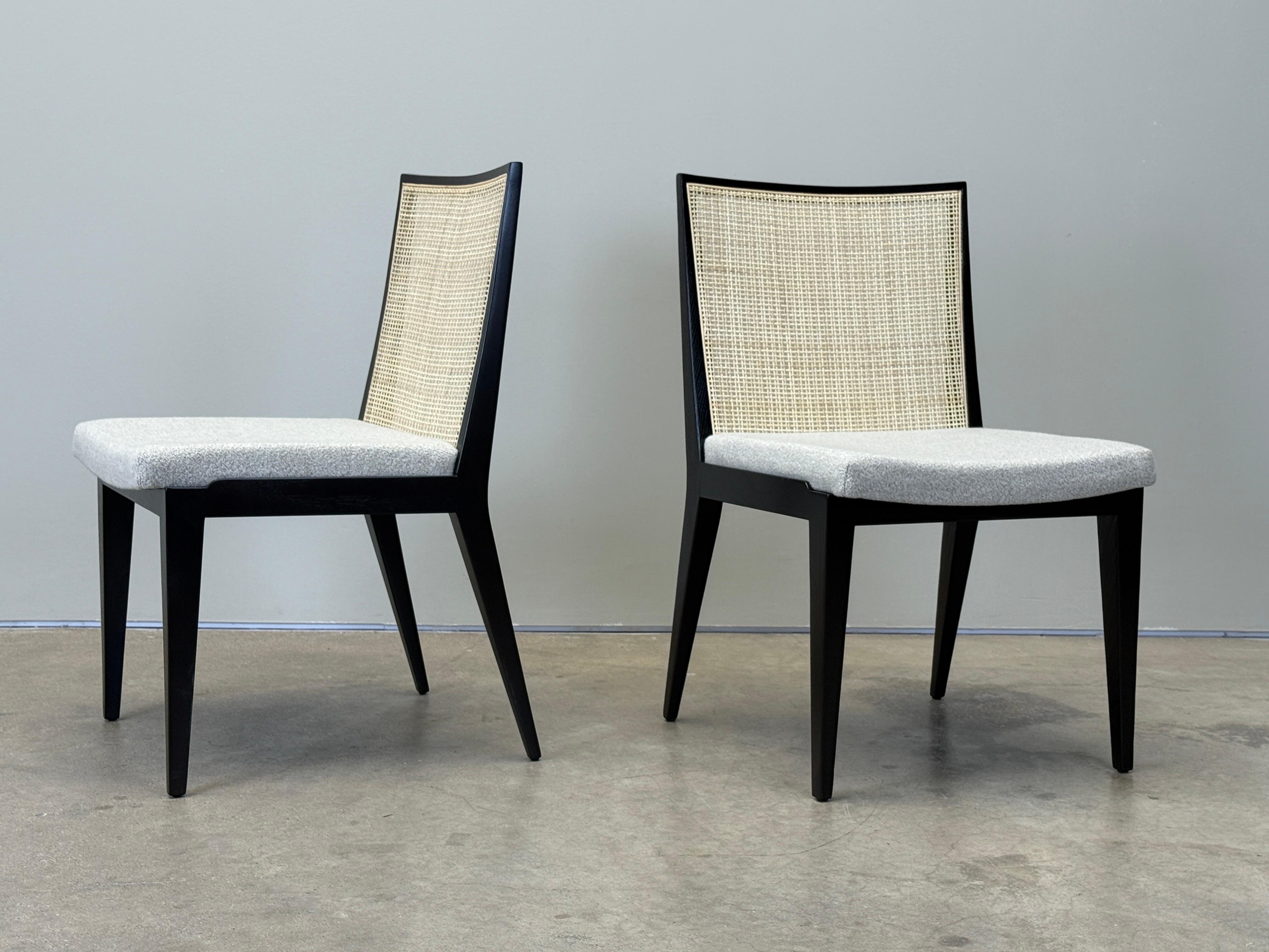Un ensemble de huit chaises de salle à manger avec des cadres en frêne remis à neuf, un nouveau cannage et des sièges retapissés en tissu Holland & Sherry / Brunswick / Buff.

Conçu par Edward Wormley pour Dunbar. 