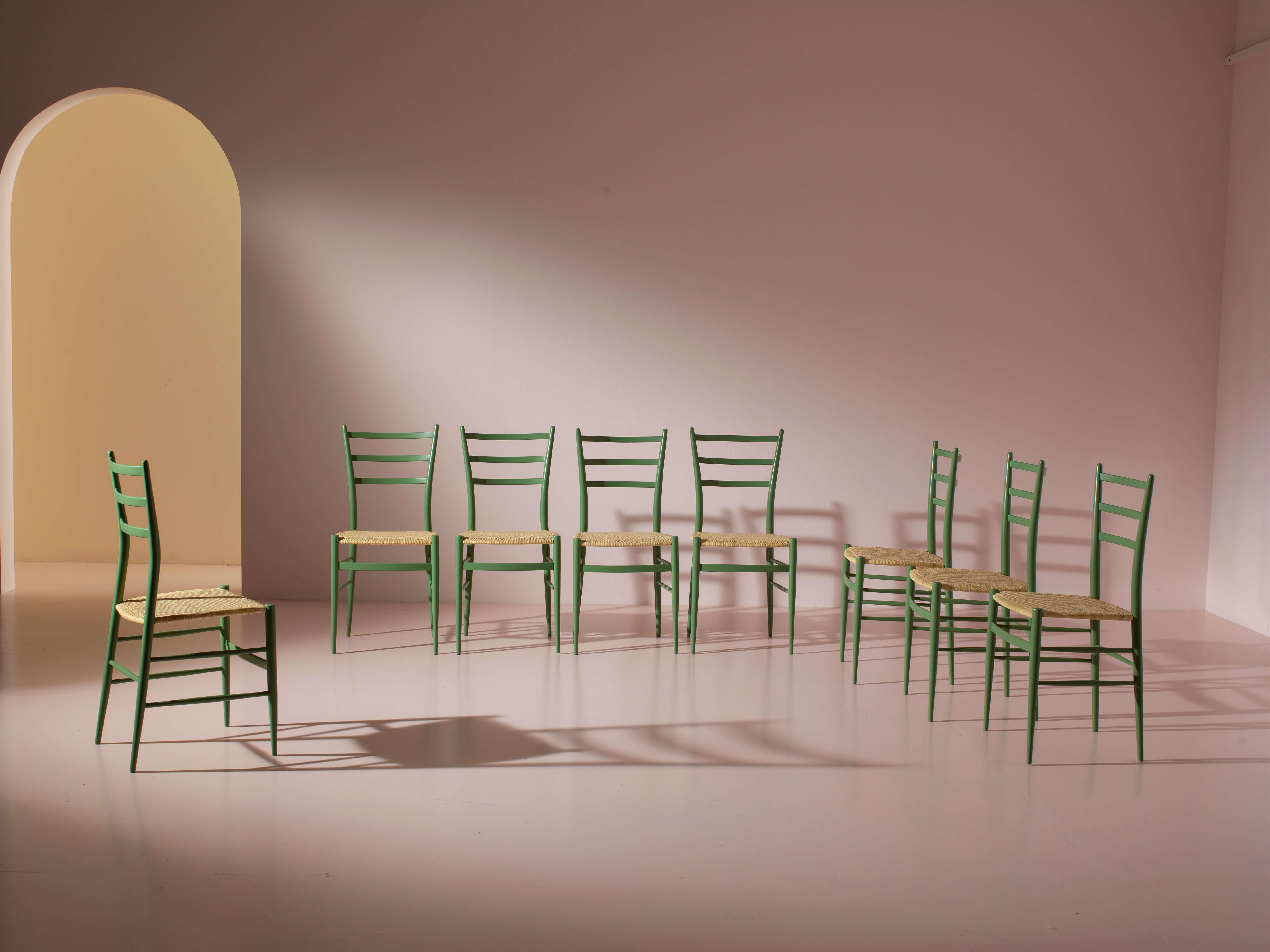 Ensemble de huit chaises Chiavari cannées modèle 