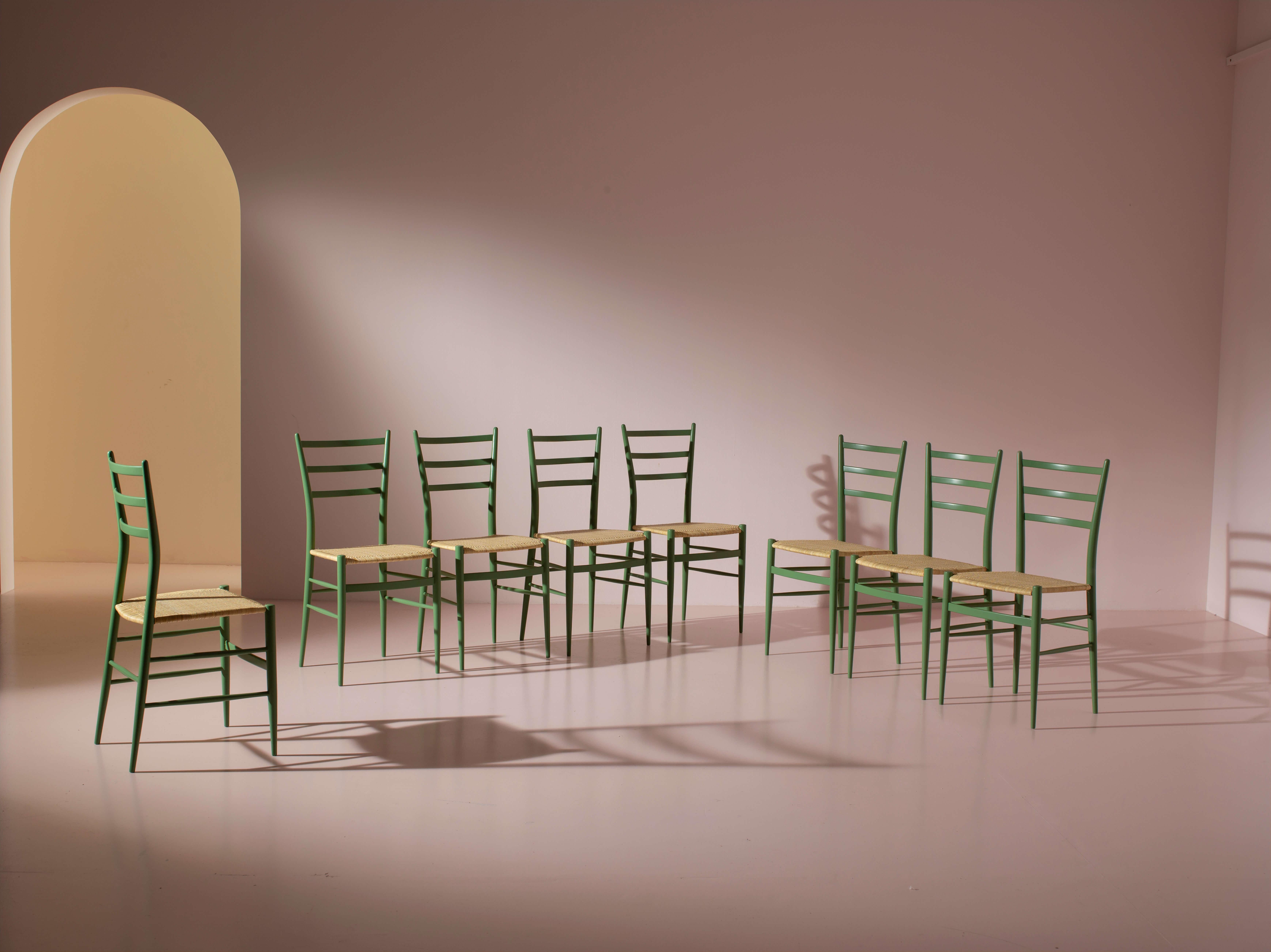 Ensemble de huit chaises Chiavari cannées modèle 