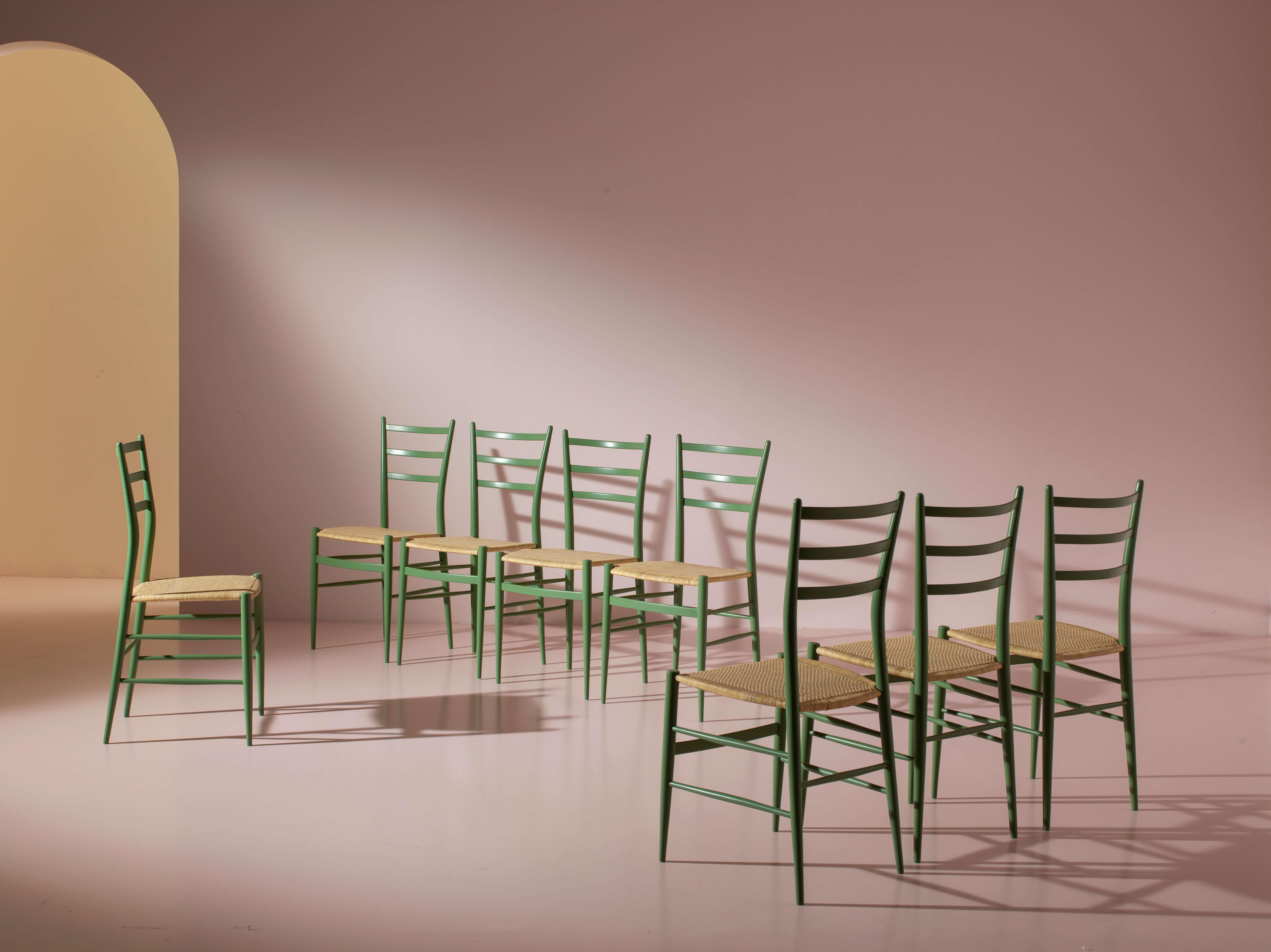 Ensemble de huit chaises Chiavari en bois de hêtre laqué avec assise en cannage indien, modèle 