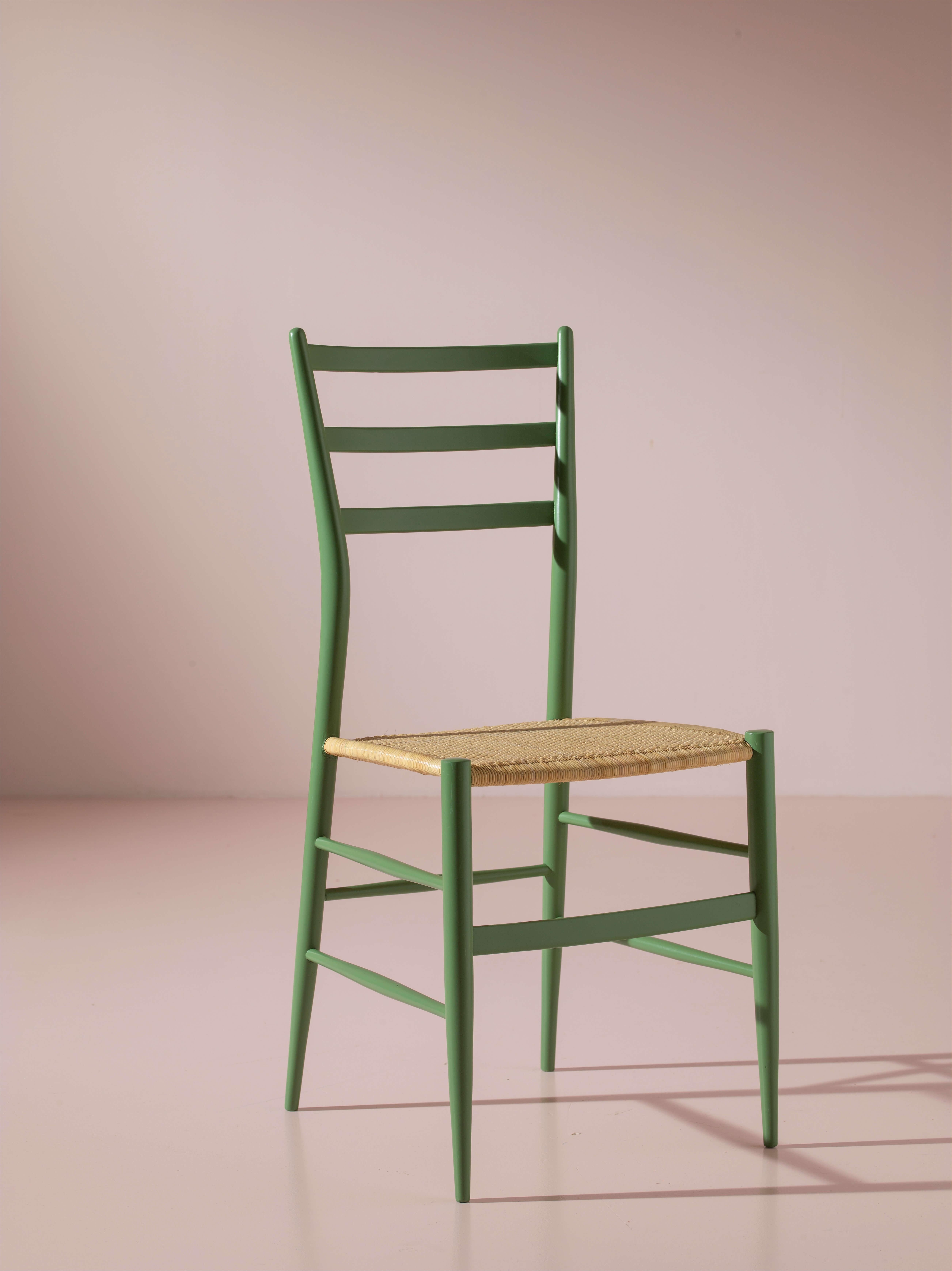 Mid-Century Modern Ensemble de huit chaises Chiavari cannées modèle 
