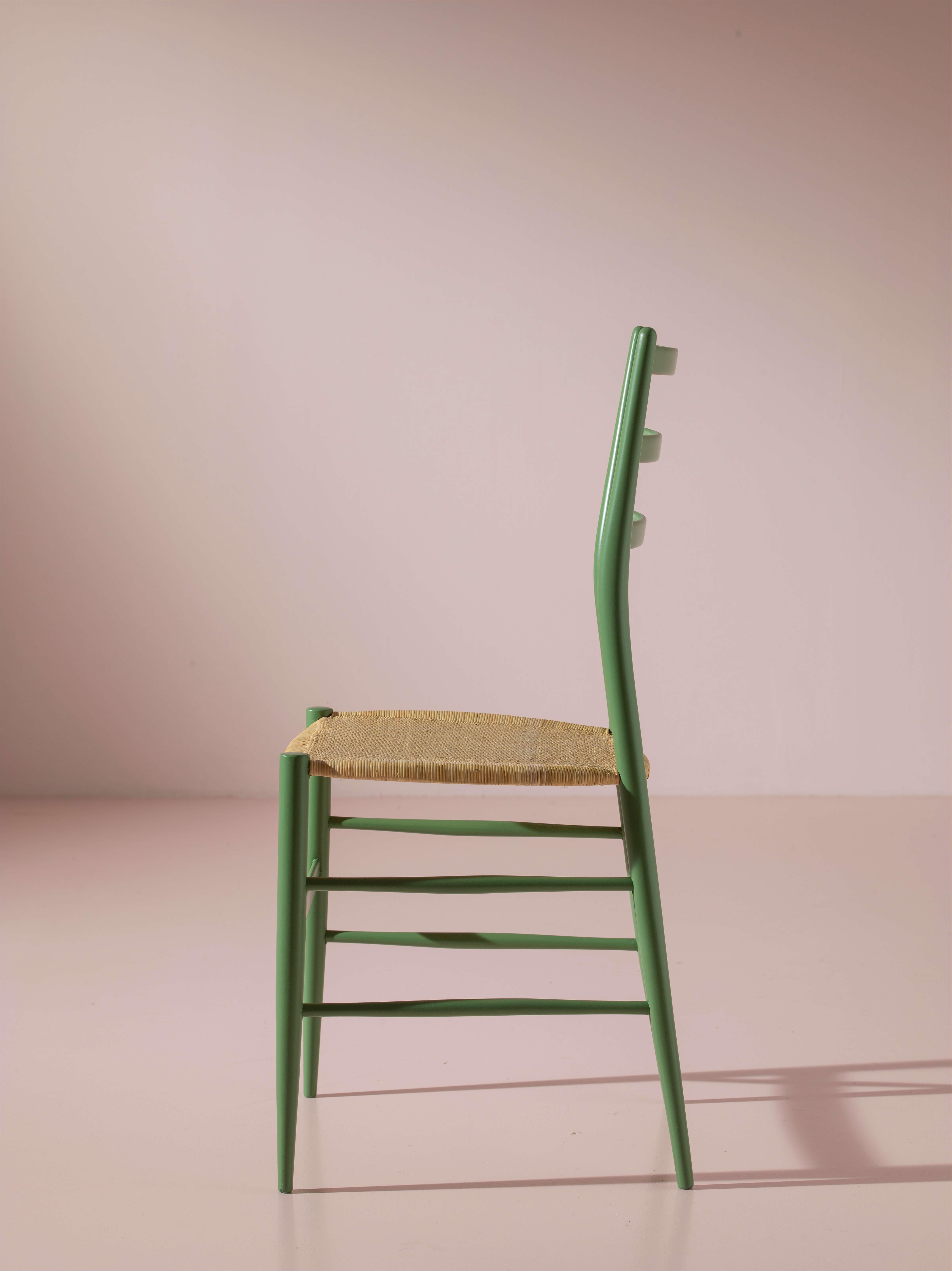 Milieu du XXe siècle Ensemble de huit chaises Chiavari cannées modèle 