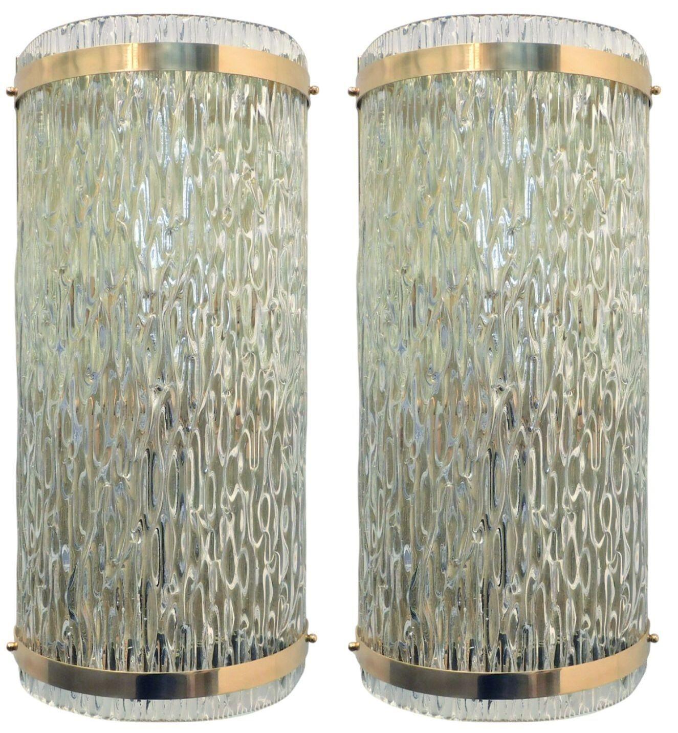 Satz von acht italienischen Wandleuchten mit klarem Murano-Glas und schönem, strukturiertem Design auf poliertem Messingrahmen / Made in Italy, 1980er Jahre.
Höhe: 25,5 Zoll / Breite: 12 Zoll / Tiefe: 6 Zoll