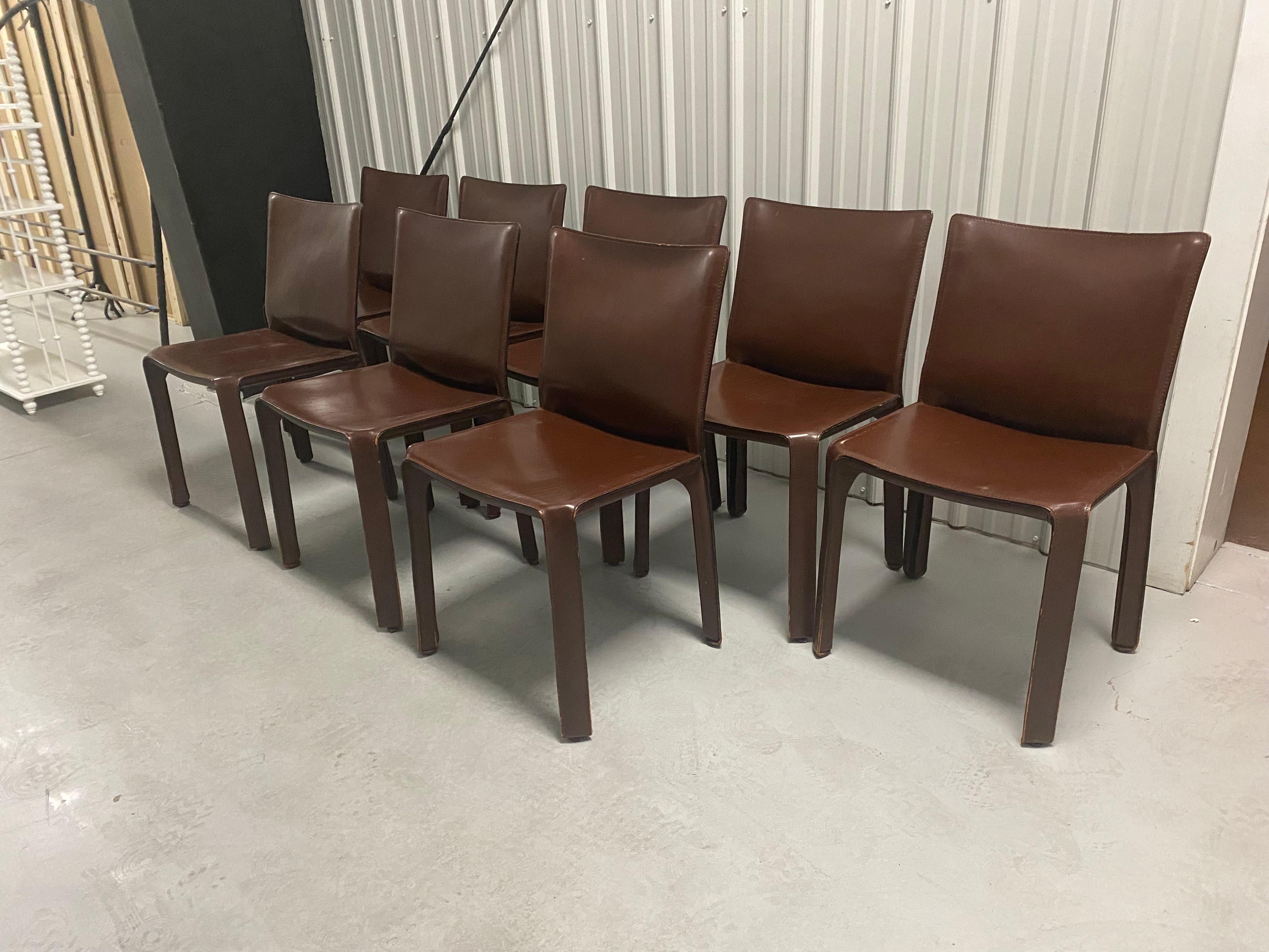 Schöner Satz von acht Cab Chairs aus Leder, entworfen von Mario Bellini im Jahr 1976.
Hergestellt von Cassina in den 1990er Jahren. Das Set besteht aus acht Cab 412 Esszimmerstühlen, die mit dunkelbraunem mahagonifarbenem Leder bezogen sind. 