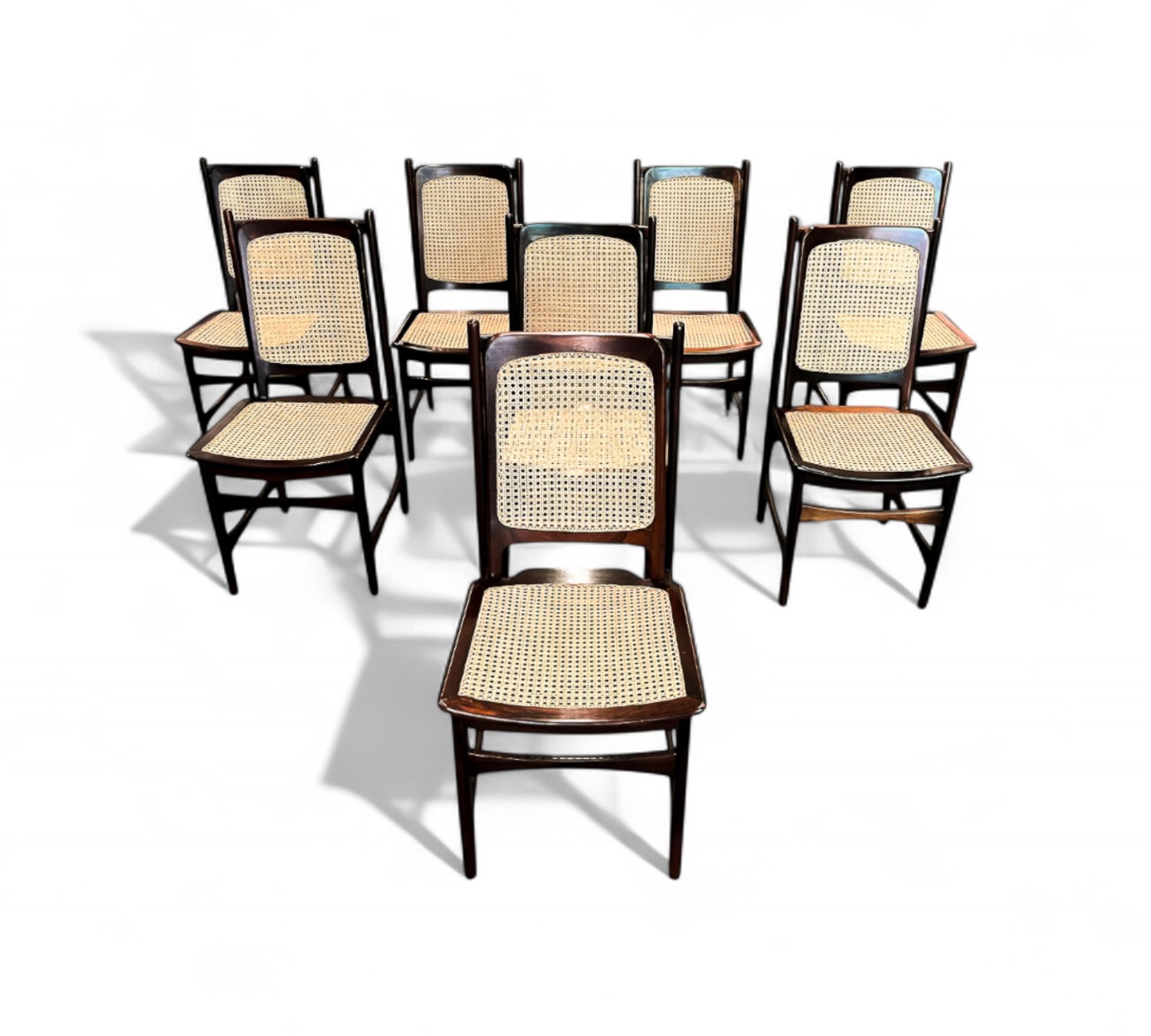 Cet ensemble de huit chaises a été conçu par Alexandre Rapoport au Brésil dans les années 1960. Les chaises sont entièrement fabriquées en bois de rose et ont une assise et un dossier en cannage. Chaque chaise est magnifiquement sculptée avec un