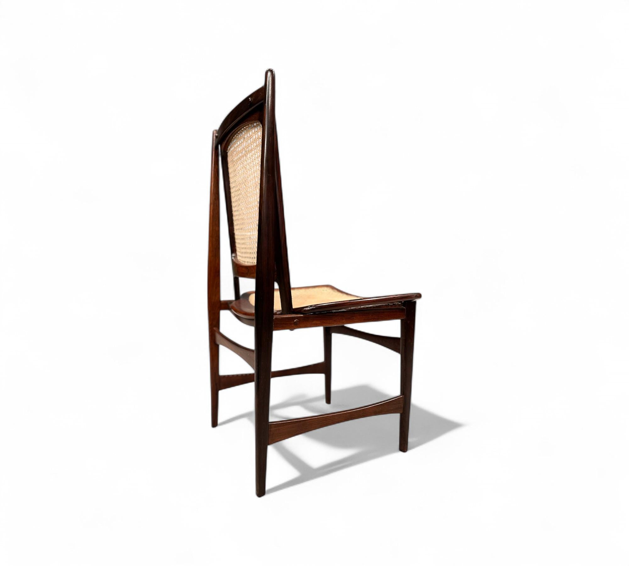 20ième siècle Ensemble de huit chaises en bois dur et en rotin, Alexandr Rapoport, années 1960. Brésil en vente