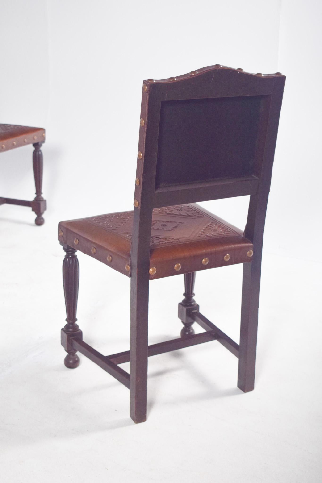 Juego de Ocho Sillas con Respaldos y Asientos de Piel Tachonada en venta 4