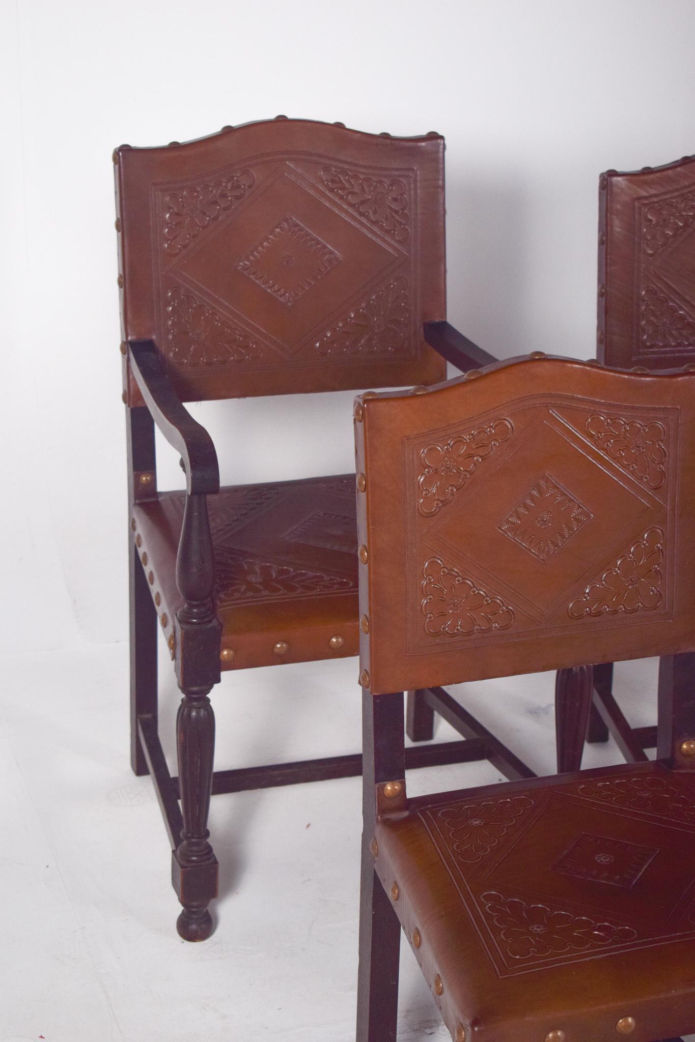 Juego de Ocho Sillas con Respaldos y Asientos de Piel Tachonada Renacimiento en venta