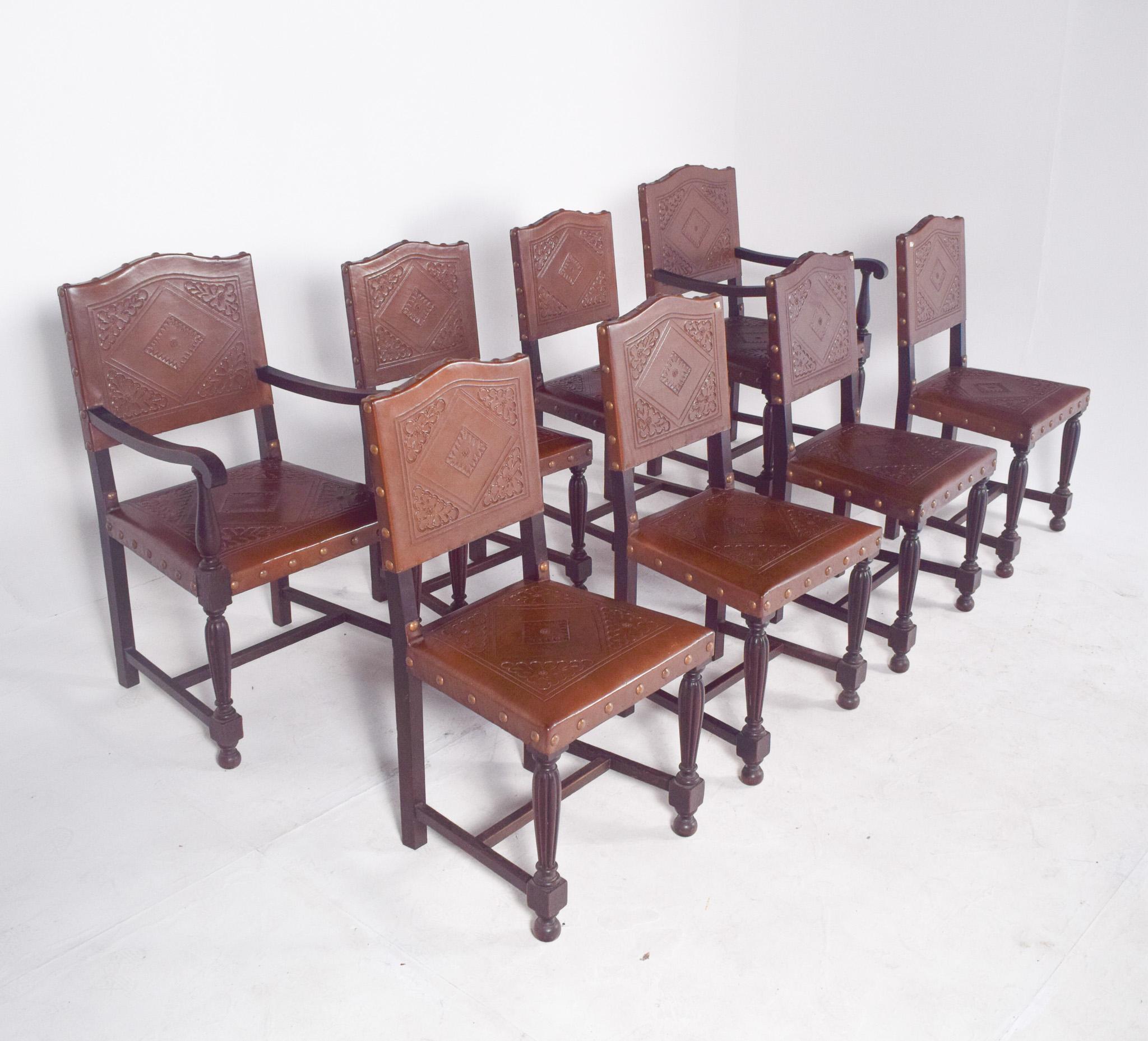 Juego de Ocho Sillas con Respaldos y Asientos de Piel Tachonada Portugués en venta