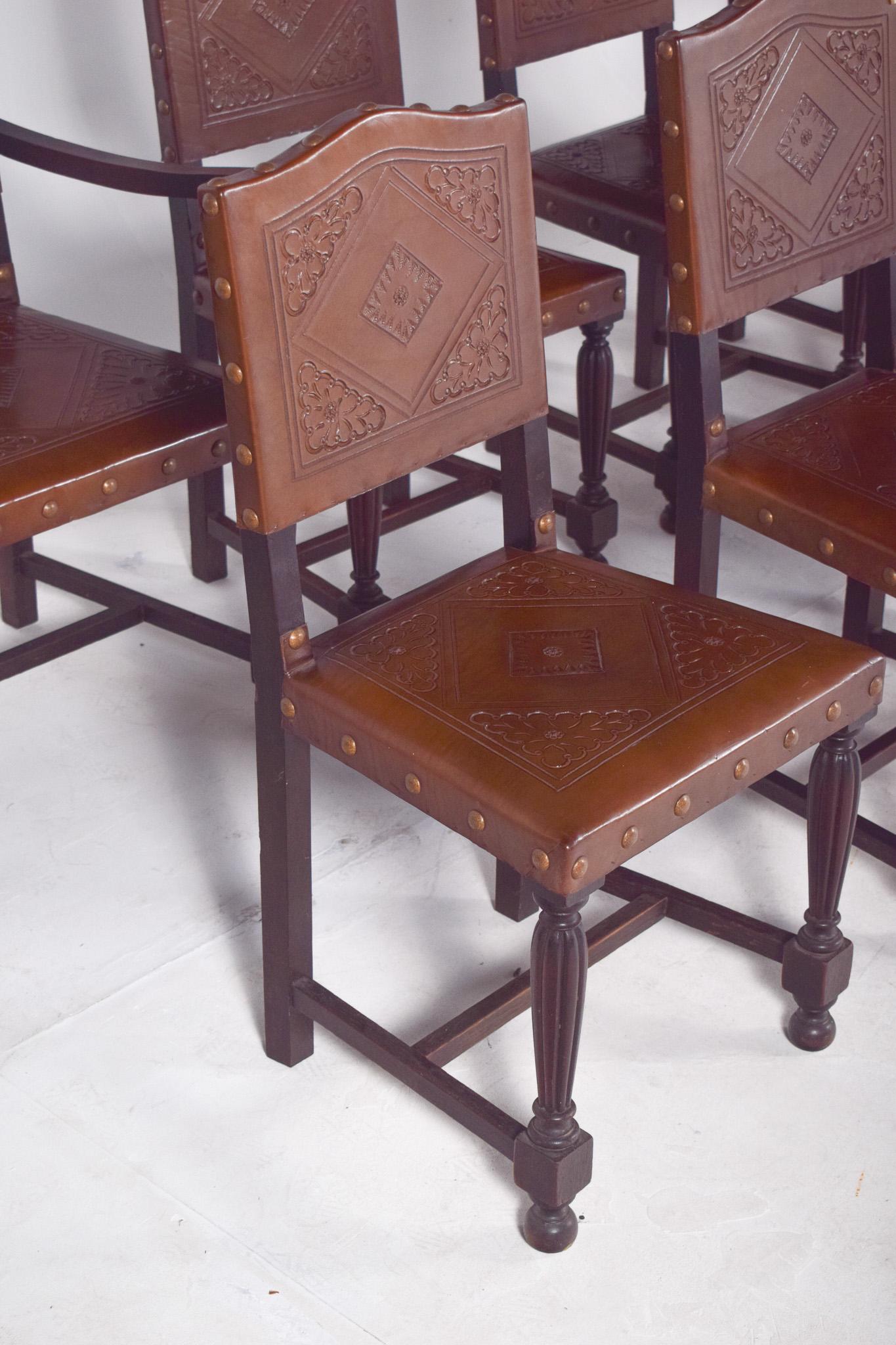 Juego de Ocho Sillas con Respaldos y Asientos de Piel Tachonada en Bastante bueno estado para la venta en Lisboa, Lisboa