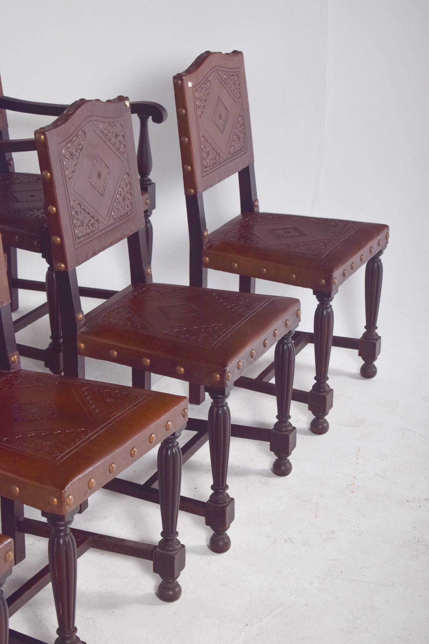 Juego de Ocho Sillas con Respaldos y Asientos de Piel Tachonada siglo XX en venta