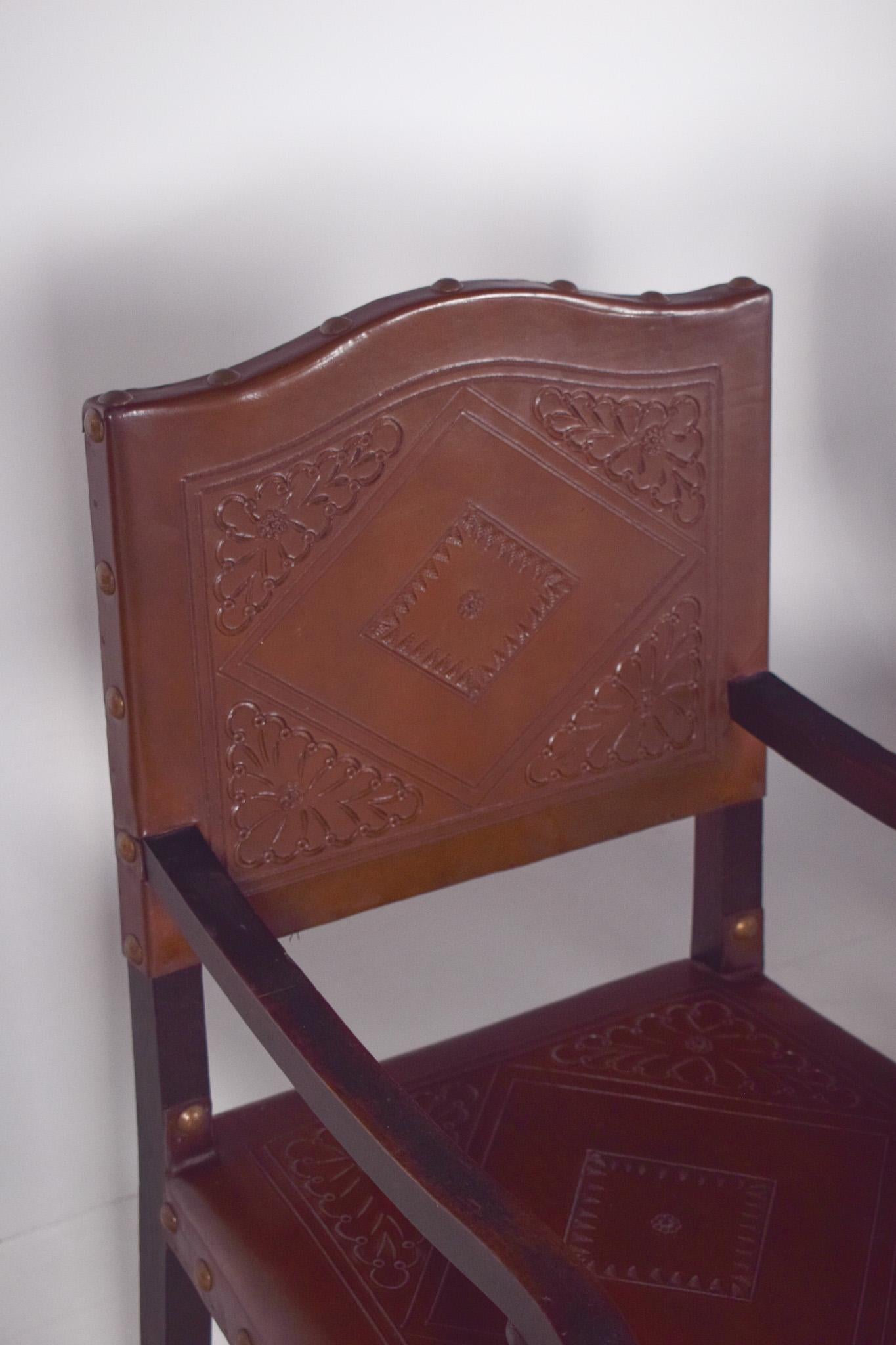 Juego de Ocho Sillas con Respaldos y Asientos de Piel Tachonada en venta 1