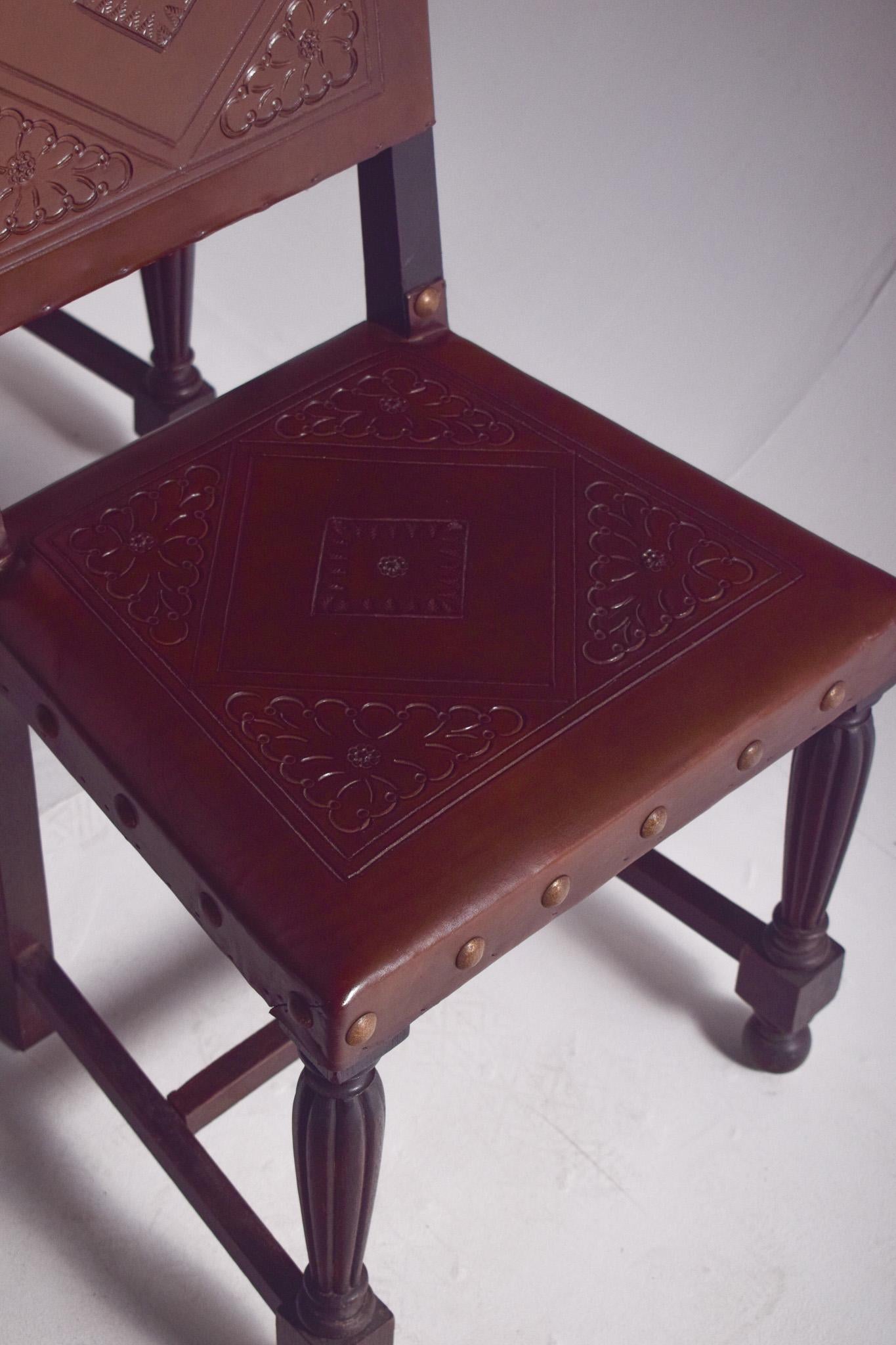 Juego de Ocho Sillas con Respaldos y Asientos de Piel Tachonada en venta 2